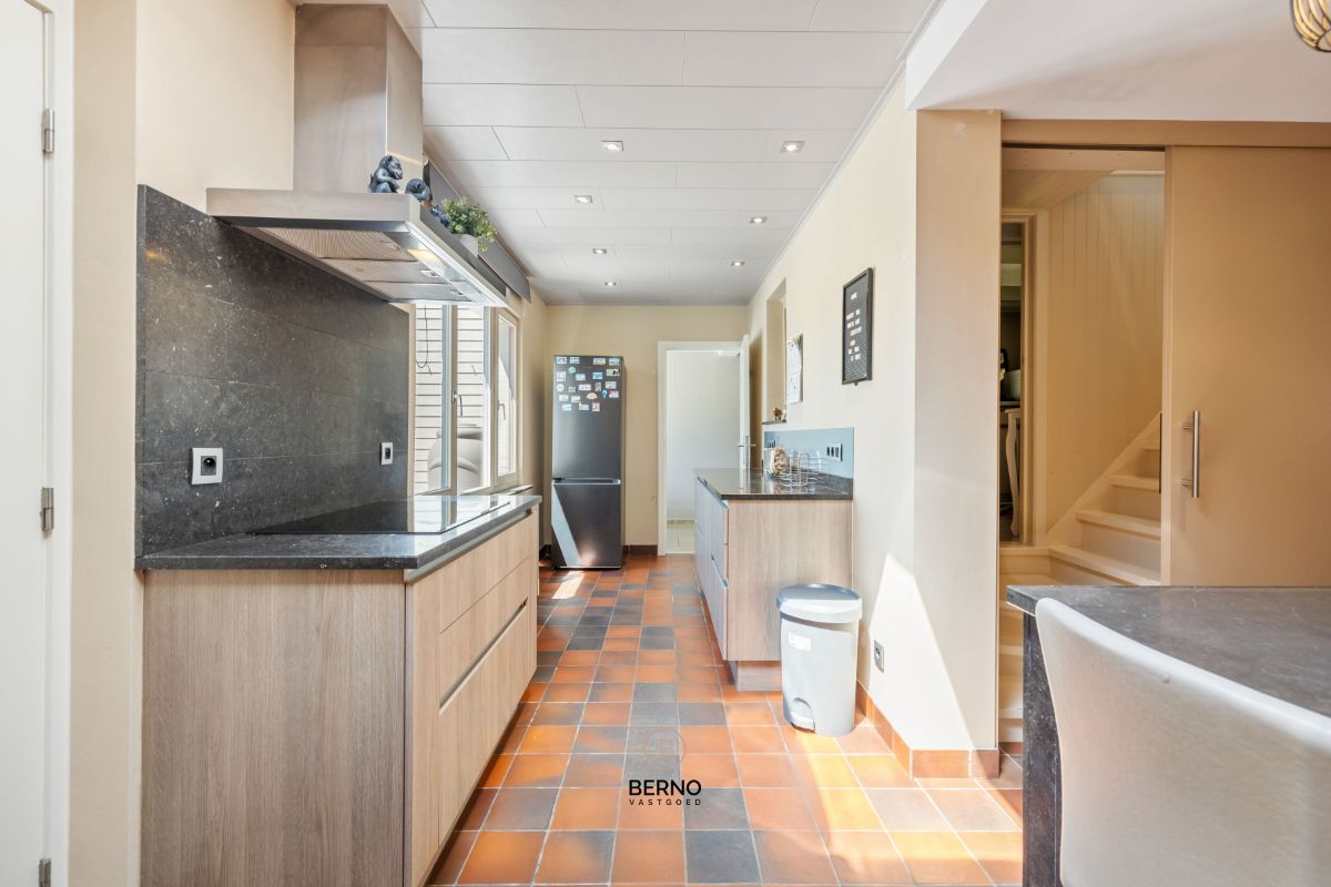 Instapklare rijwoning met 3 slaapkamers, ruime garage en zongerichte tuin. foto 7