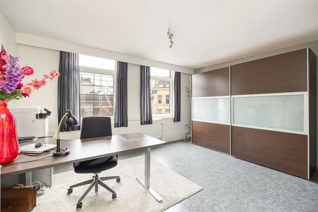 Ruime instapklare woning vlakbij het Rivierenhof foto 16