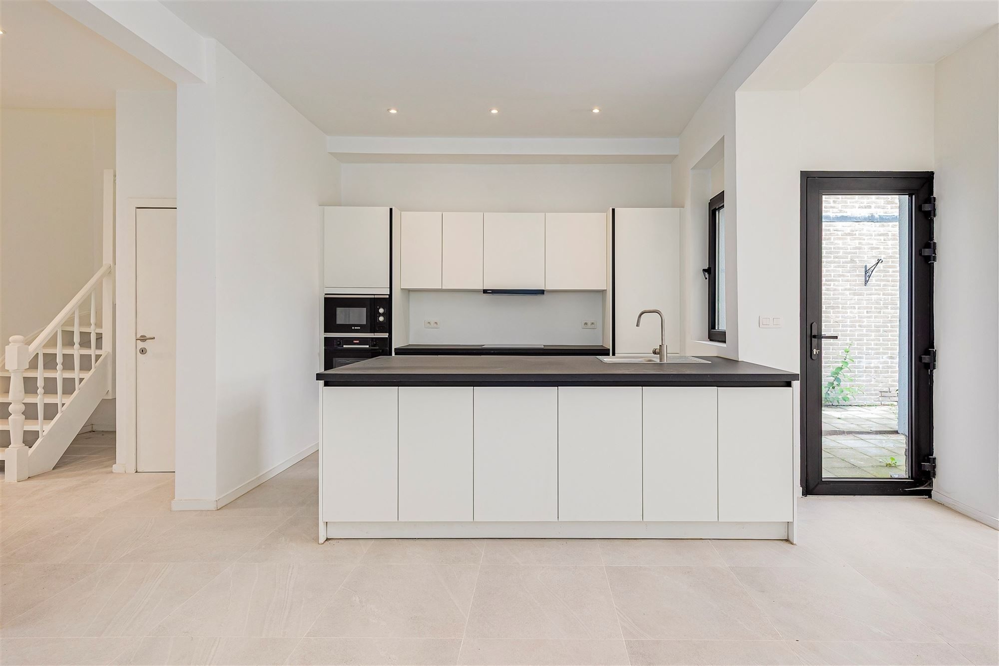 Gerenoveerd huis met 3 slpks en tuin te Hemiksem foto 3