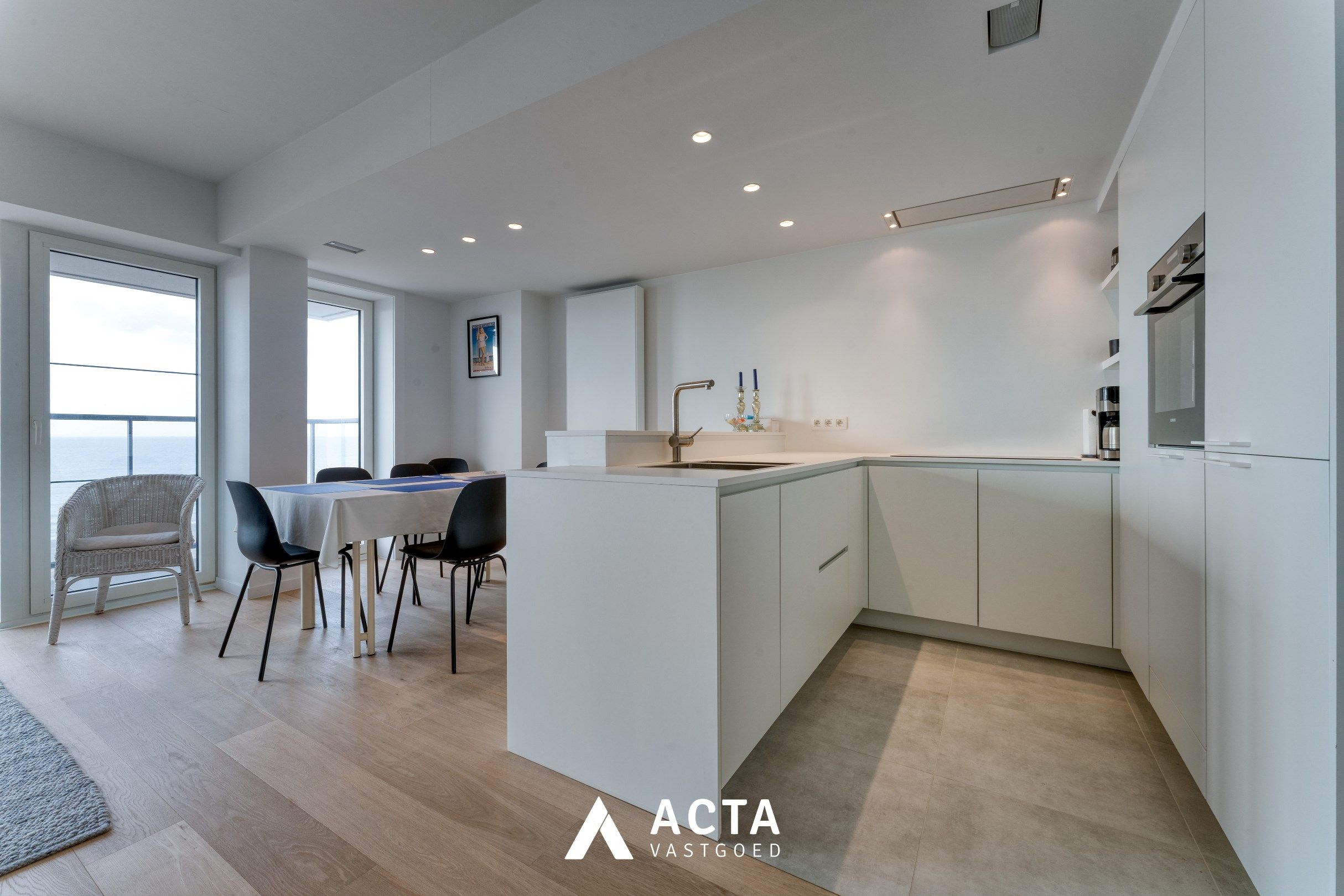 Gerenoveerd drie-slaapkamerappartement op de Zeedijk van Middelkerke foto 5