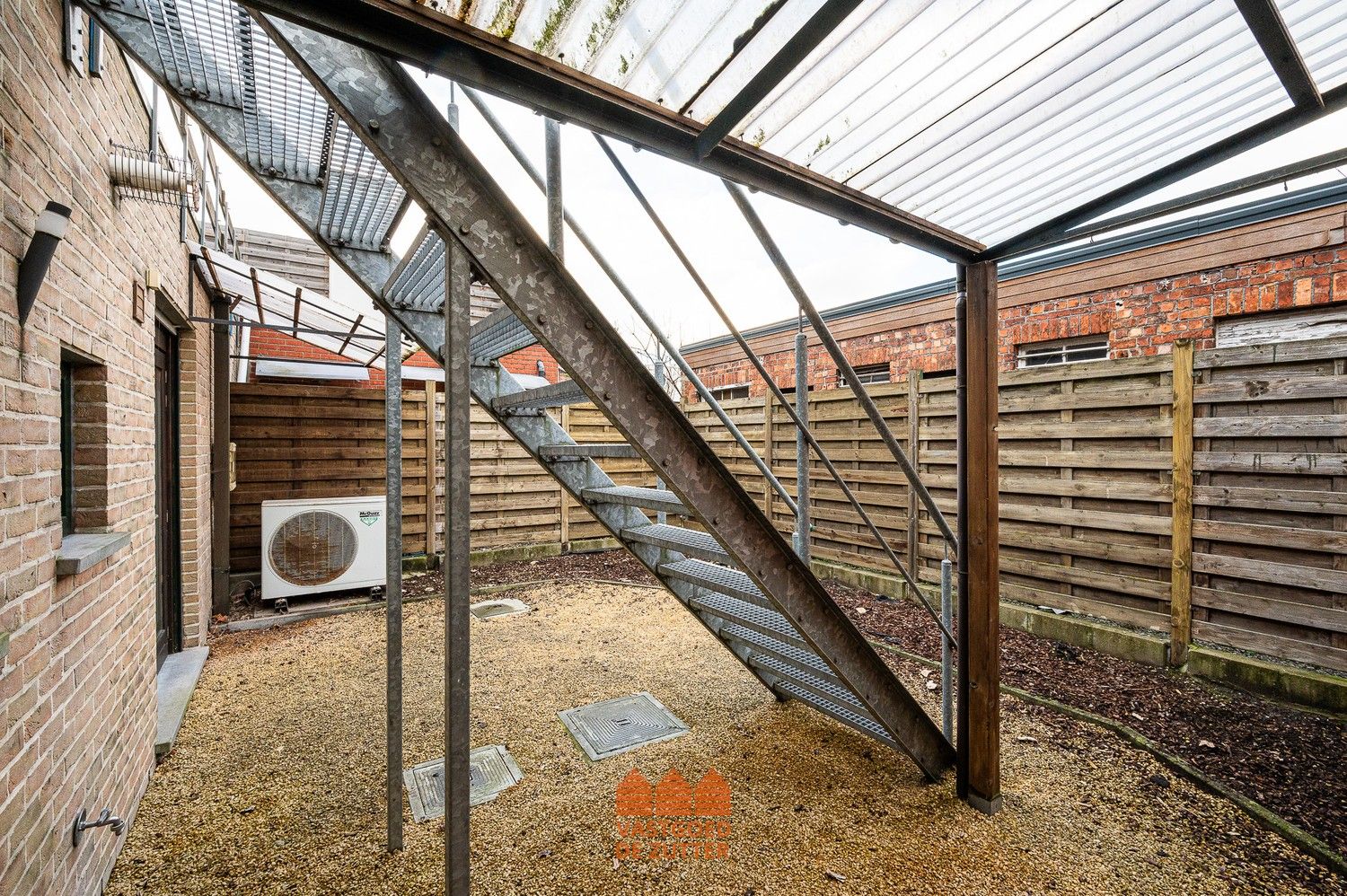 Ruime woning met garage en verhuurde studio foto 22