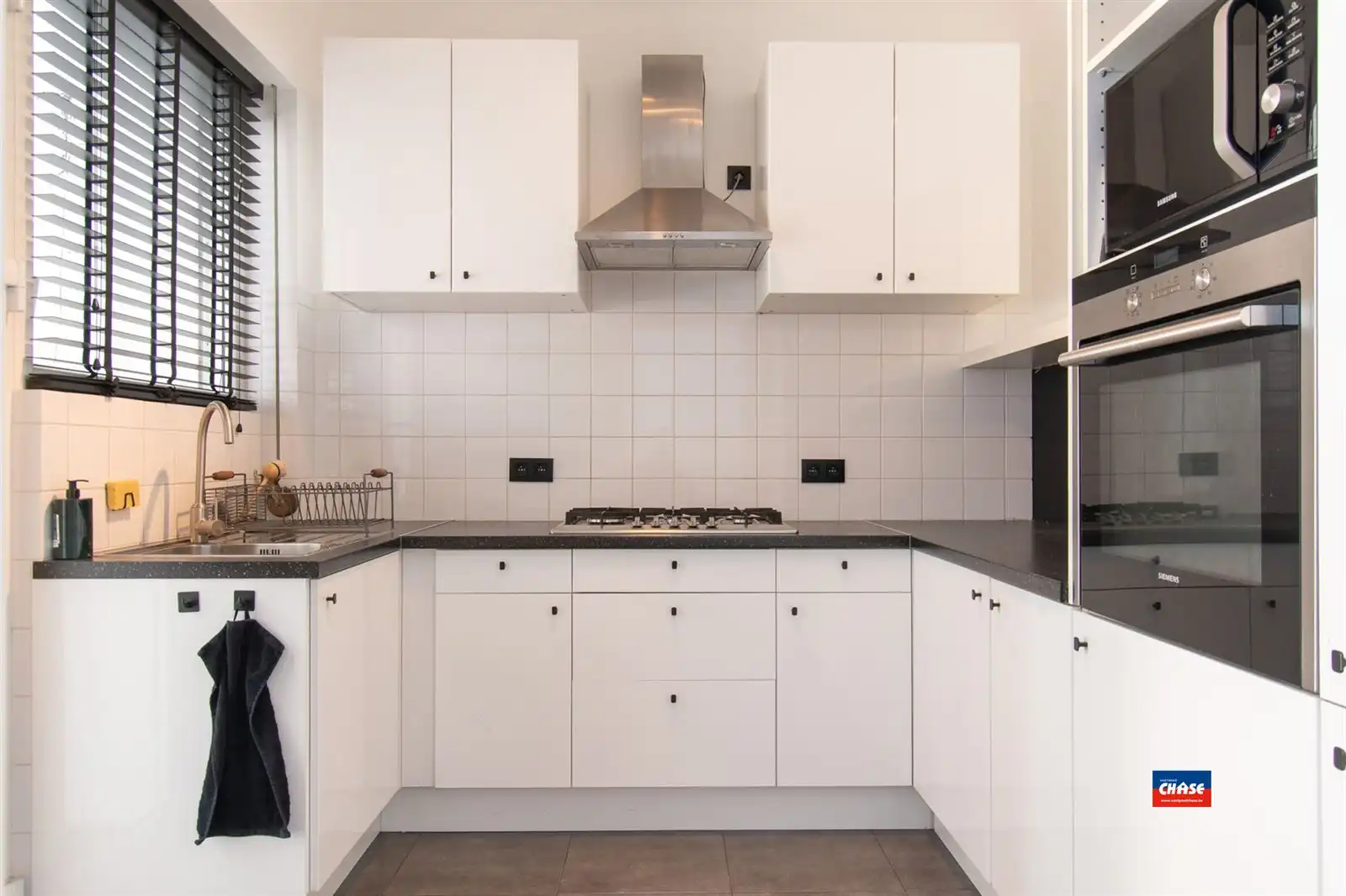 Sfeervol gerenoveerd gelijkvloers appartement met mooie tuin foto 16