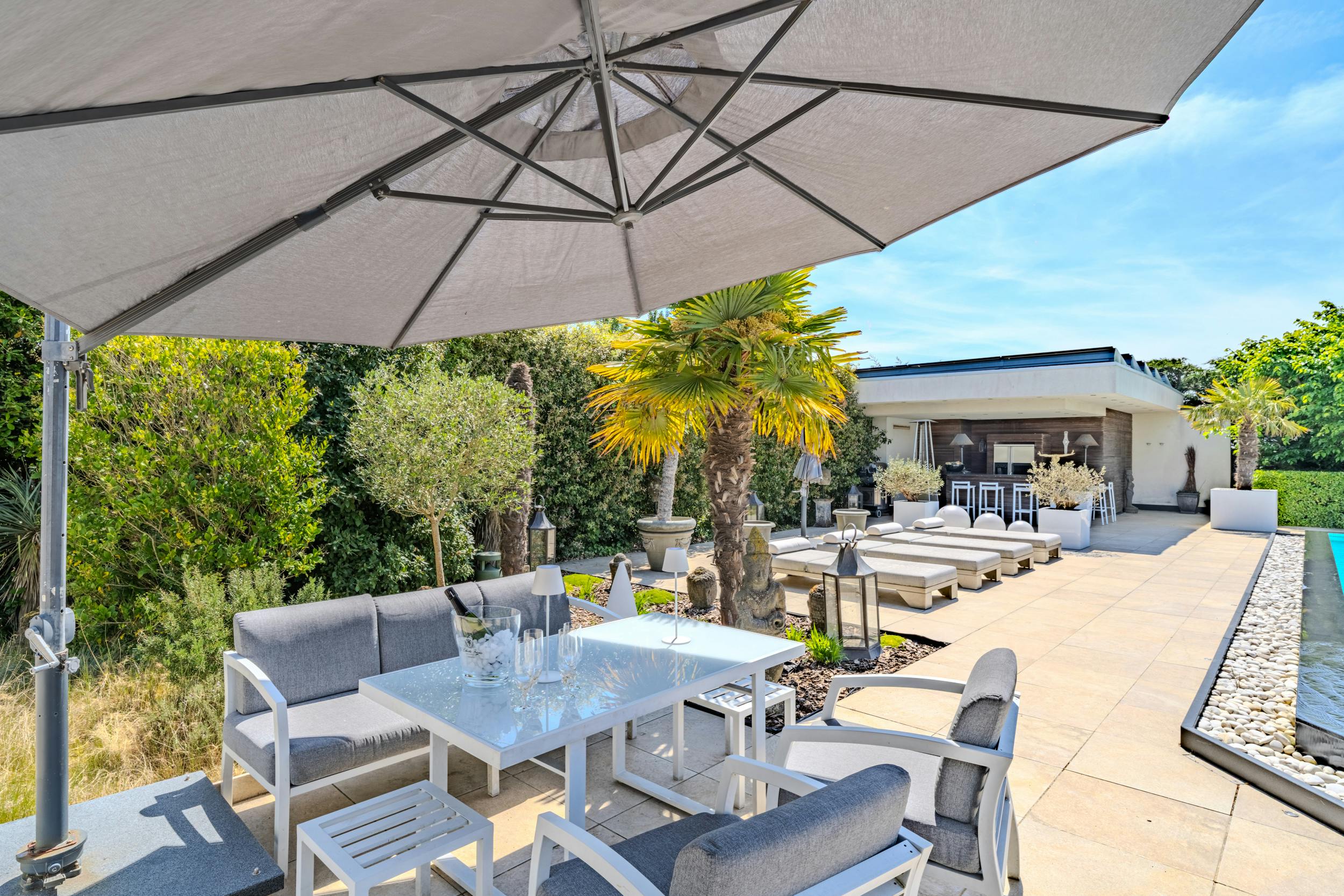 Magnifieke villa met zwembad langs de Spalaan te Oostende foto 12