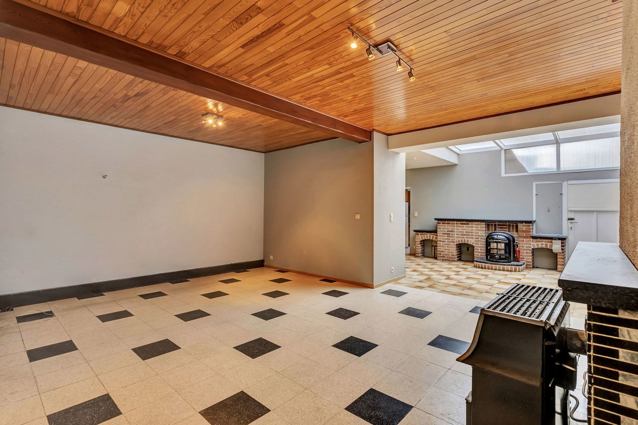 Ruime te renoveren woning op toplocatie foto 5