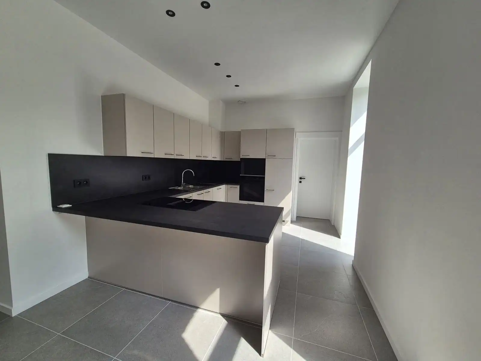 Halfopen bebouwing met 5 slaapkamers en 2 badkamers foto 4