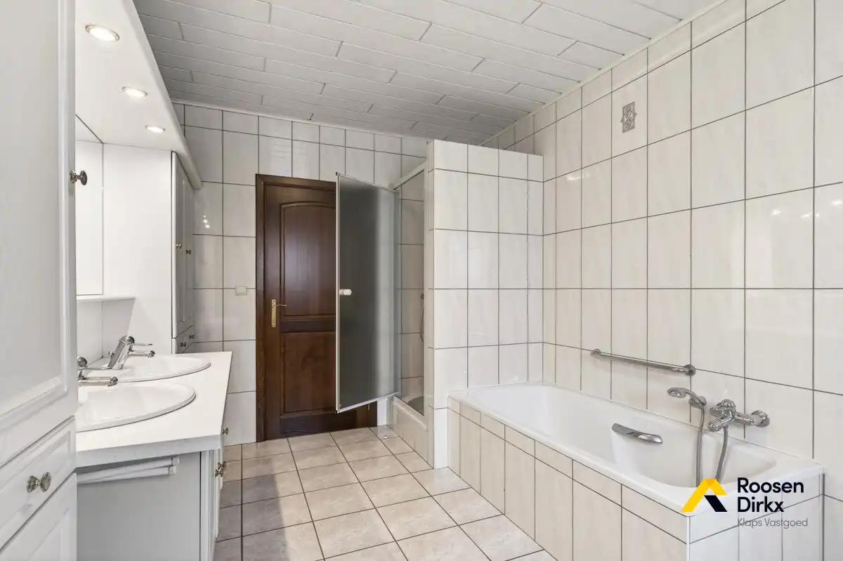 Vrijstaande en degelijke gezinswoning met 300m² bewoonbare oppervlakte en mogelijk 5 slaapkamers op perceel van 974m² foto 19