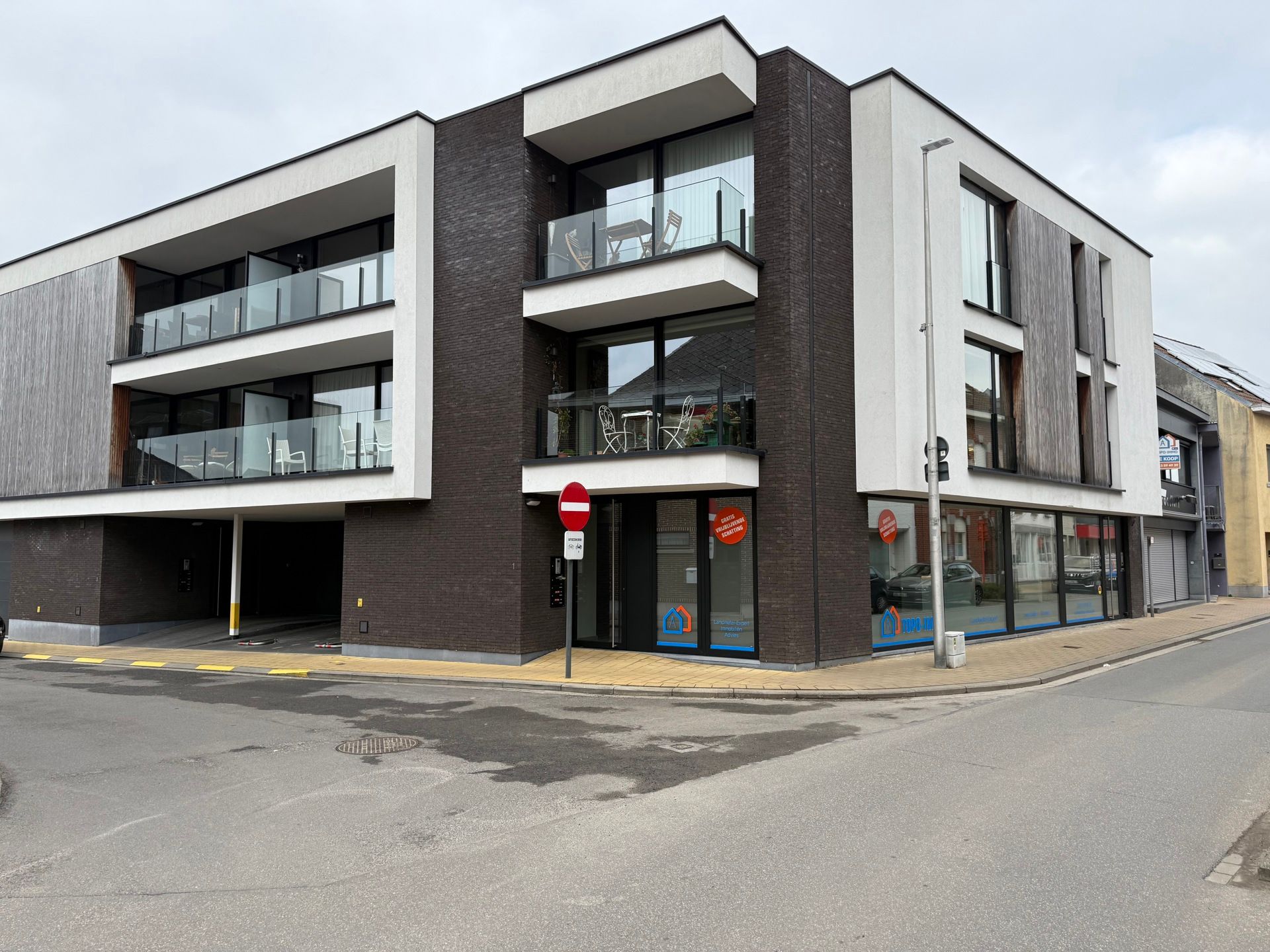 LIEDEKERKE - Luxueus appartement met staanplaats. foto {{pictureIndex}}