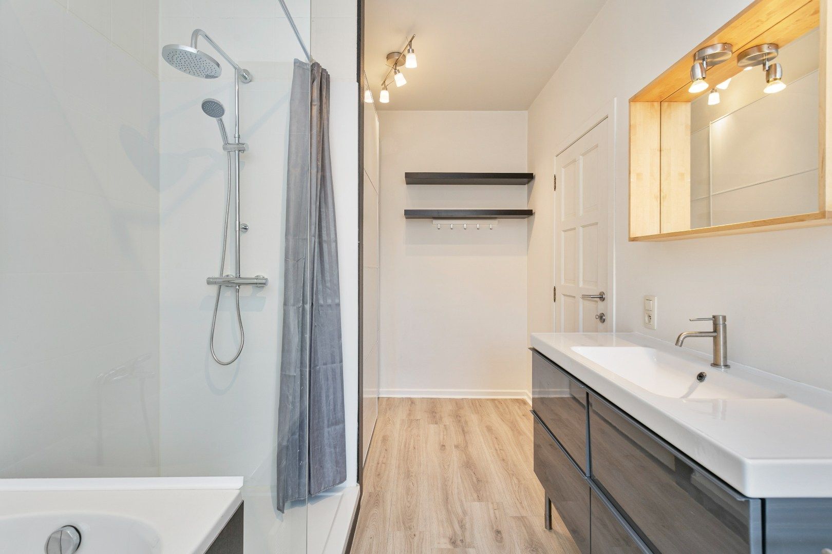 Ruim en zonnig appartement met terras + privé staanplaats foto 13