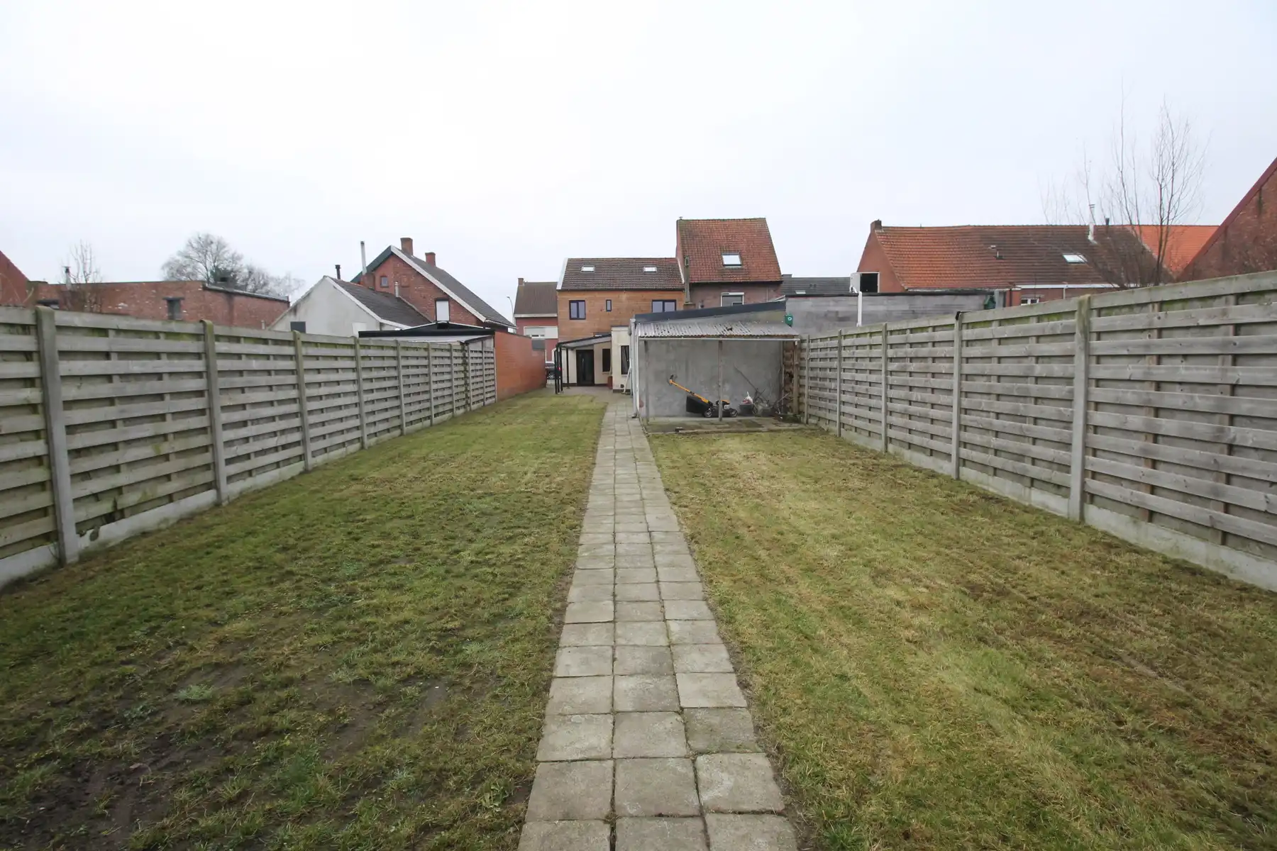 Ruime gezinswoning met terras en tuin foto 19