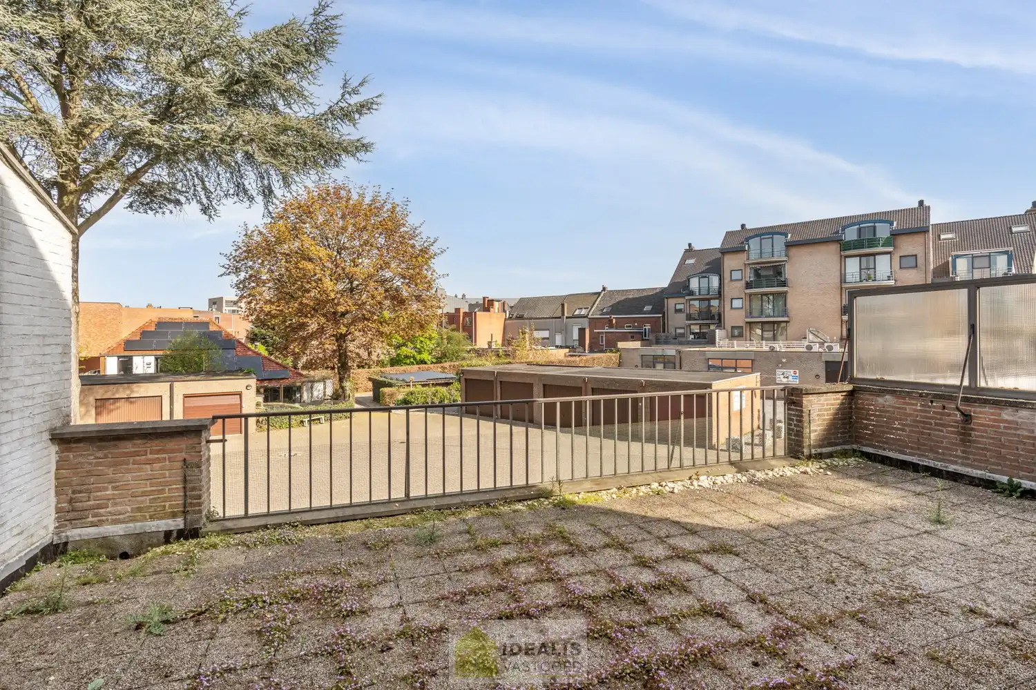 IDEALIS VASTGOED – RUIM APPARTEMENT MET TERRAS VAN CA.35M² EN PRIVATIEVE GARAGE IN HARTJE LOMMEL! Dit ruime appartement met een netto bewoonbare oppervlakte van ca.101m² bevindt zich op de 1e verdieping. Het appartement is vlot bereikbaar via de trappenzaal. Een naar eigen smaak op te frissen, goed ingedeeld en lichtrijk appartement met 2 slaapkamers, ruim terras en privatieve garage met sectionale poort! Zeker het bezoeken waard!! foto 17