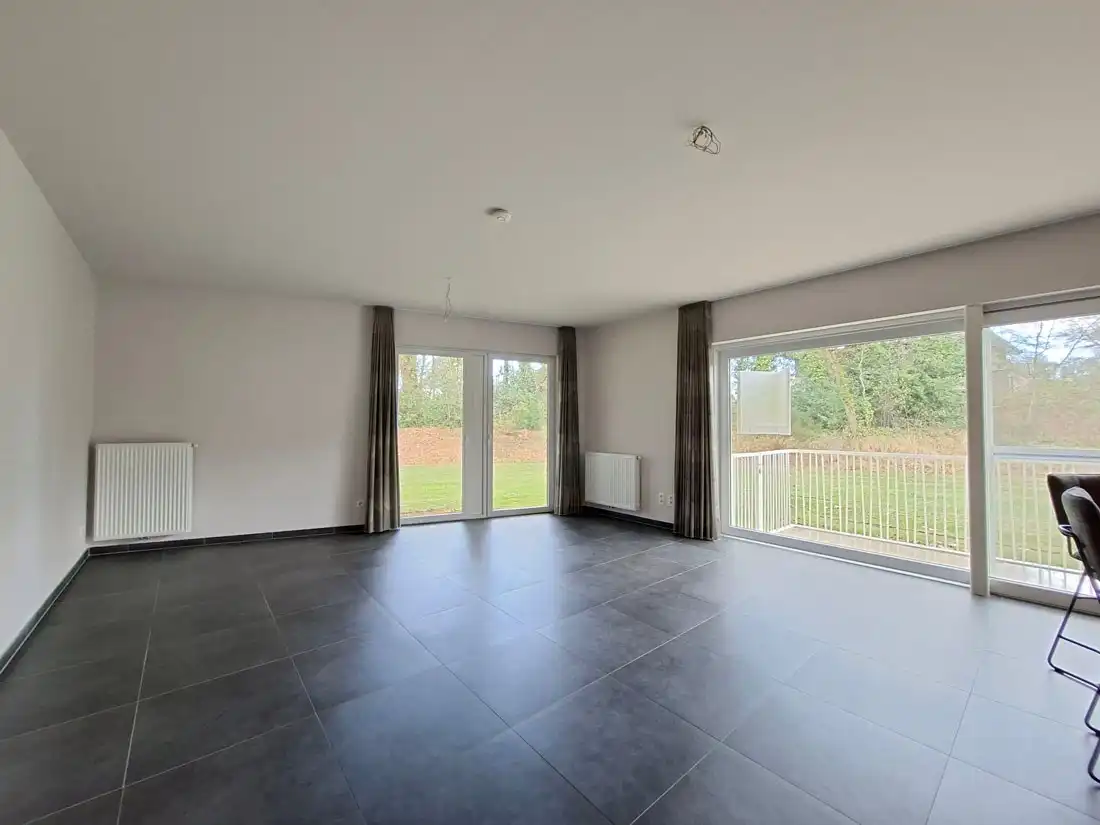 Modern en stijlvol gelijkvloers appartement net buiten Genk centrum foto 5