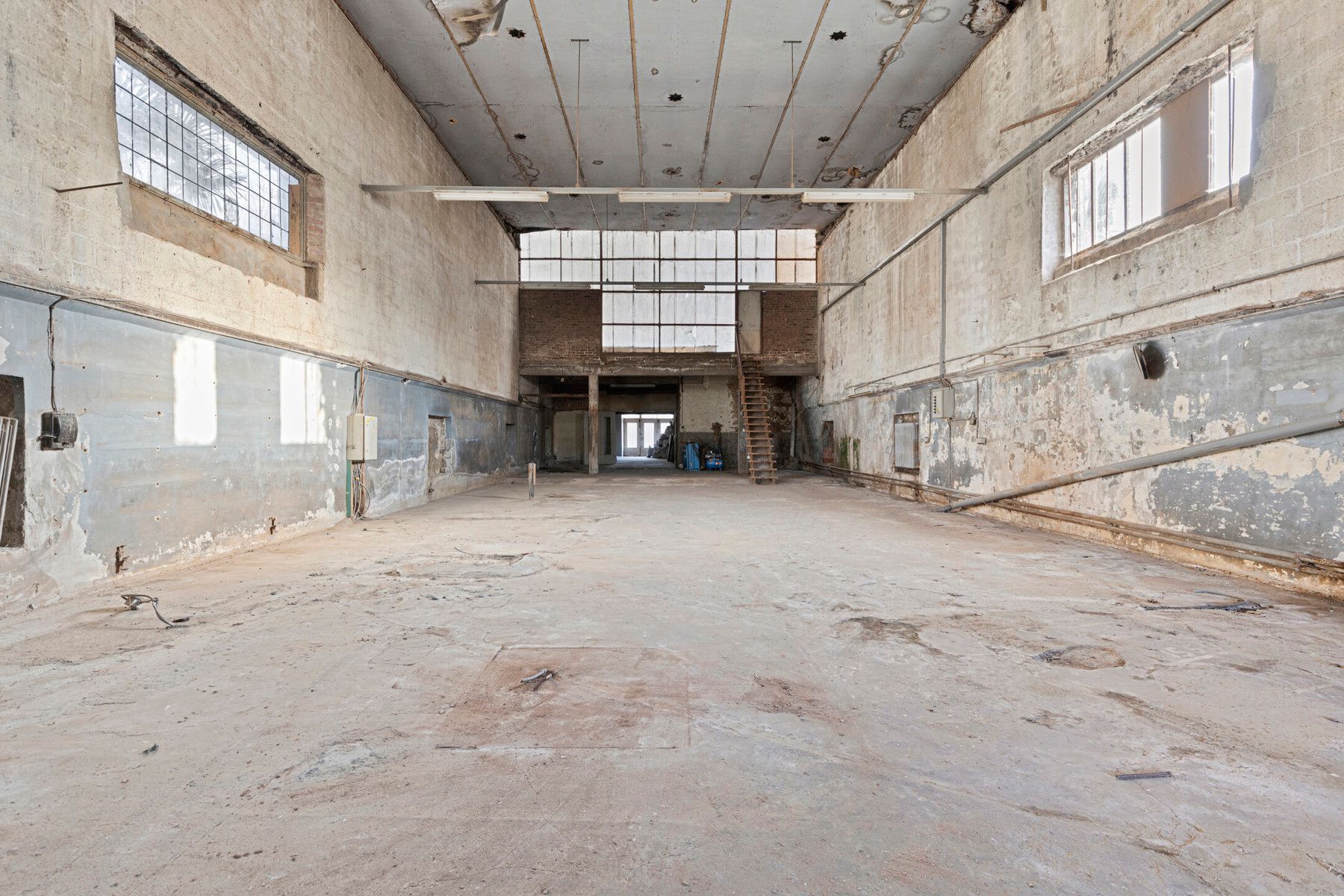 Ruim magazijn (433m² bruikbare oppervlakte) met oprit. foto 6