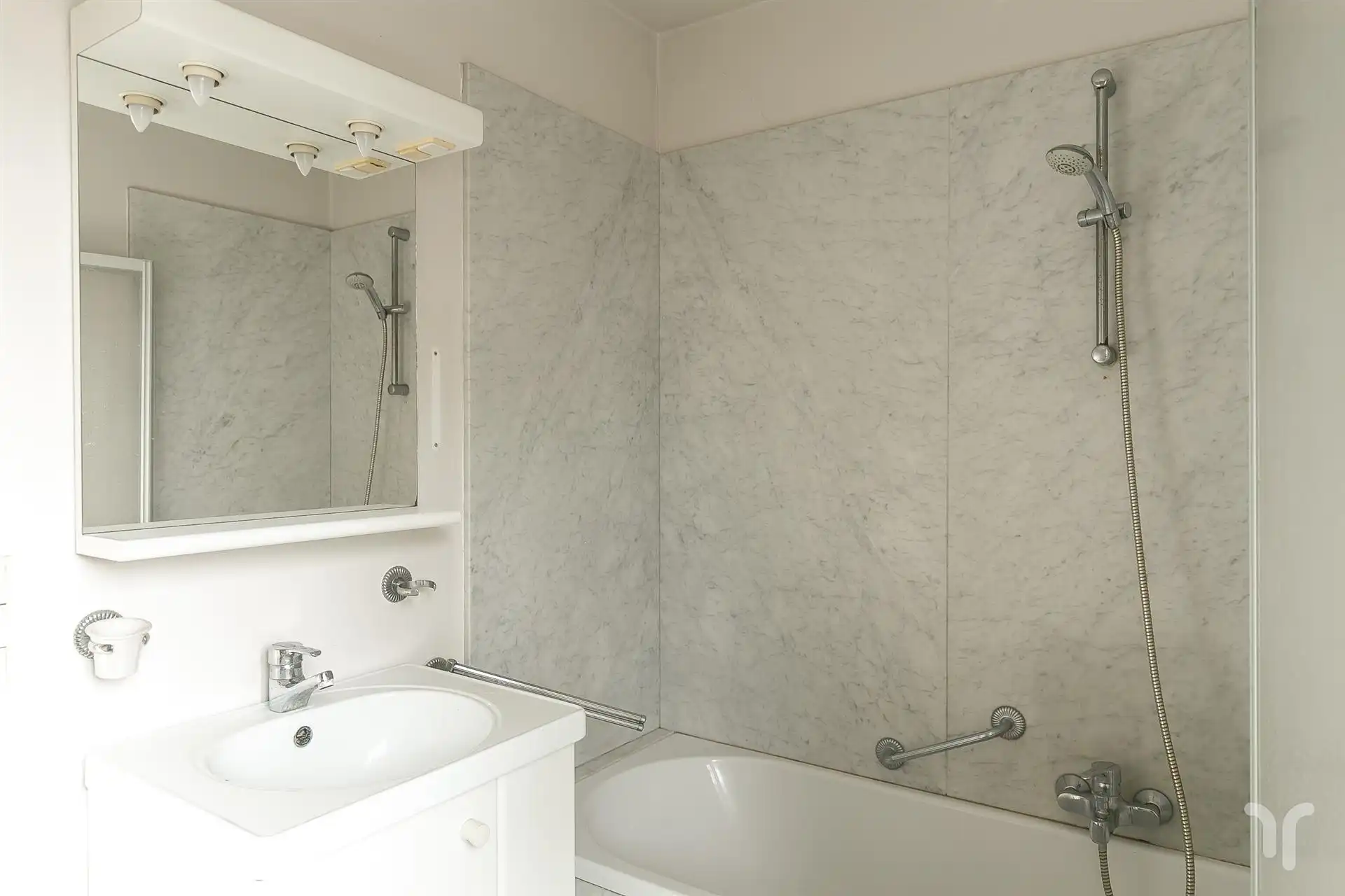 Commercieel gelegen kantoorgebouw met parking, uitweg en appartement met 3 slaapkamers. foto 11