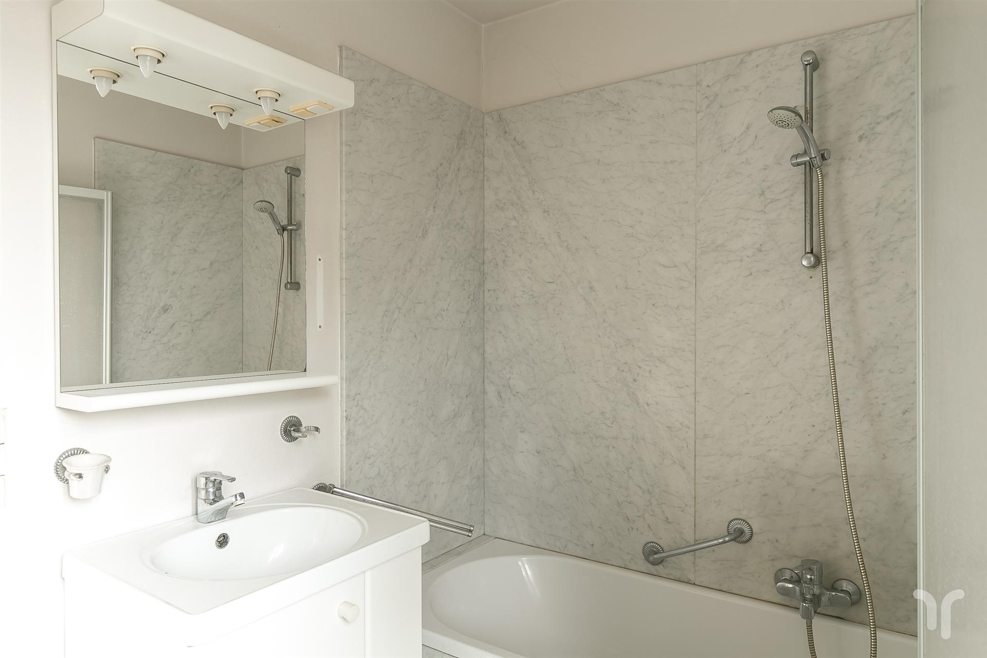 Commercieel gelegen kantoorgebouw met parking, uitweg en appartement met 3 slaapkamers. foto 11