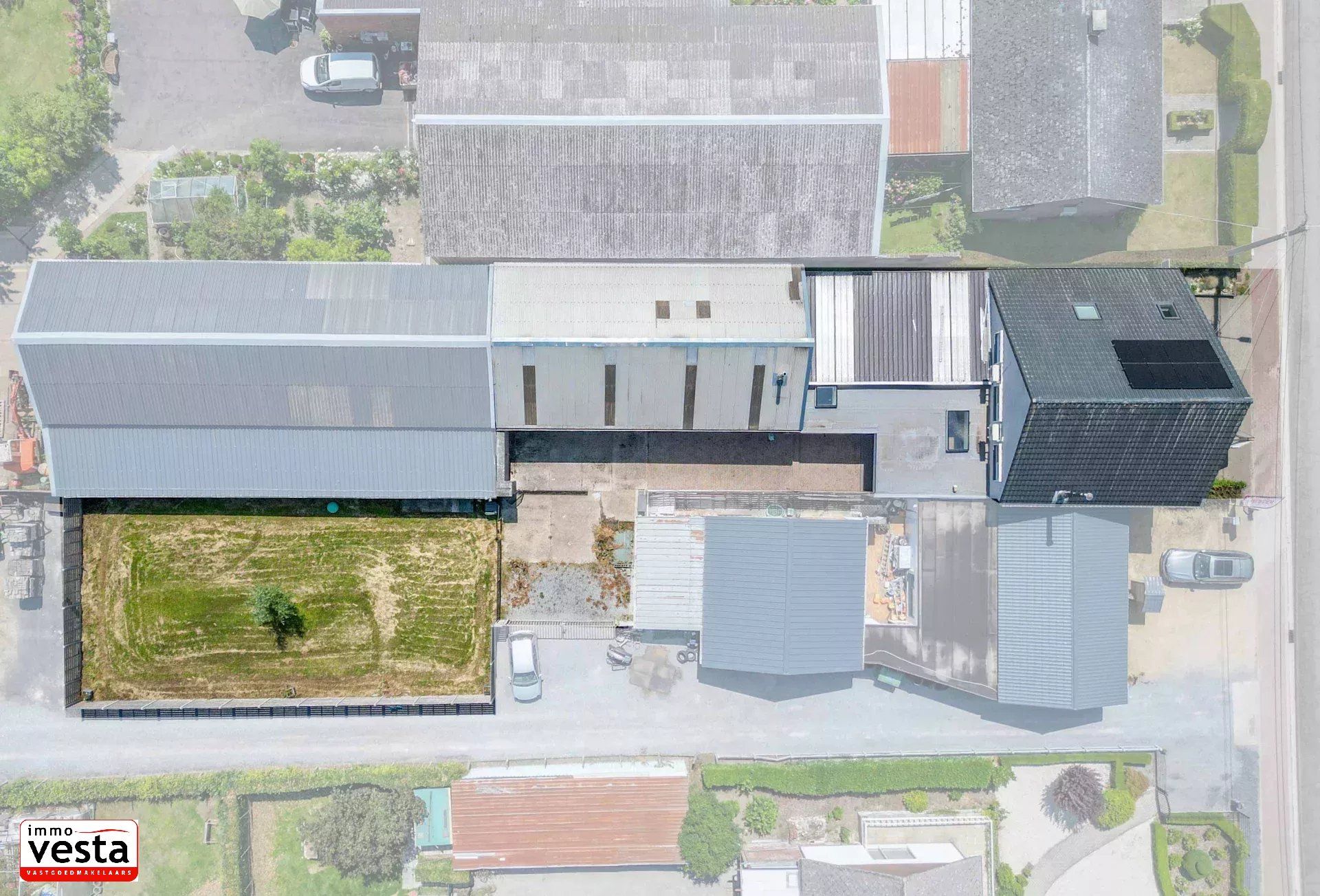 Ruime , landelijk gelegen woning met loods foto 3