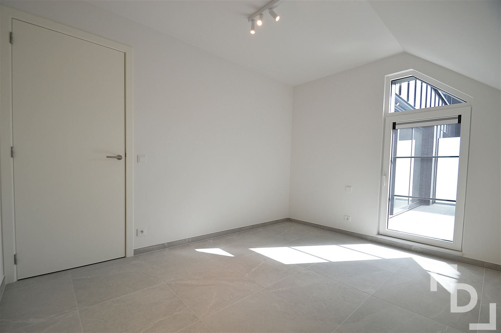 Nieuwbouwappartement van hoogwaardige afwerking met staanplaats te huur in centrum Ieper foto 9
