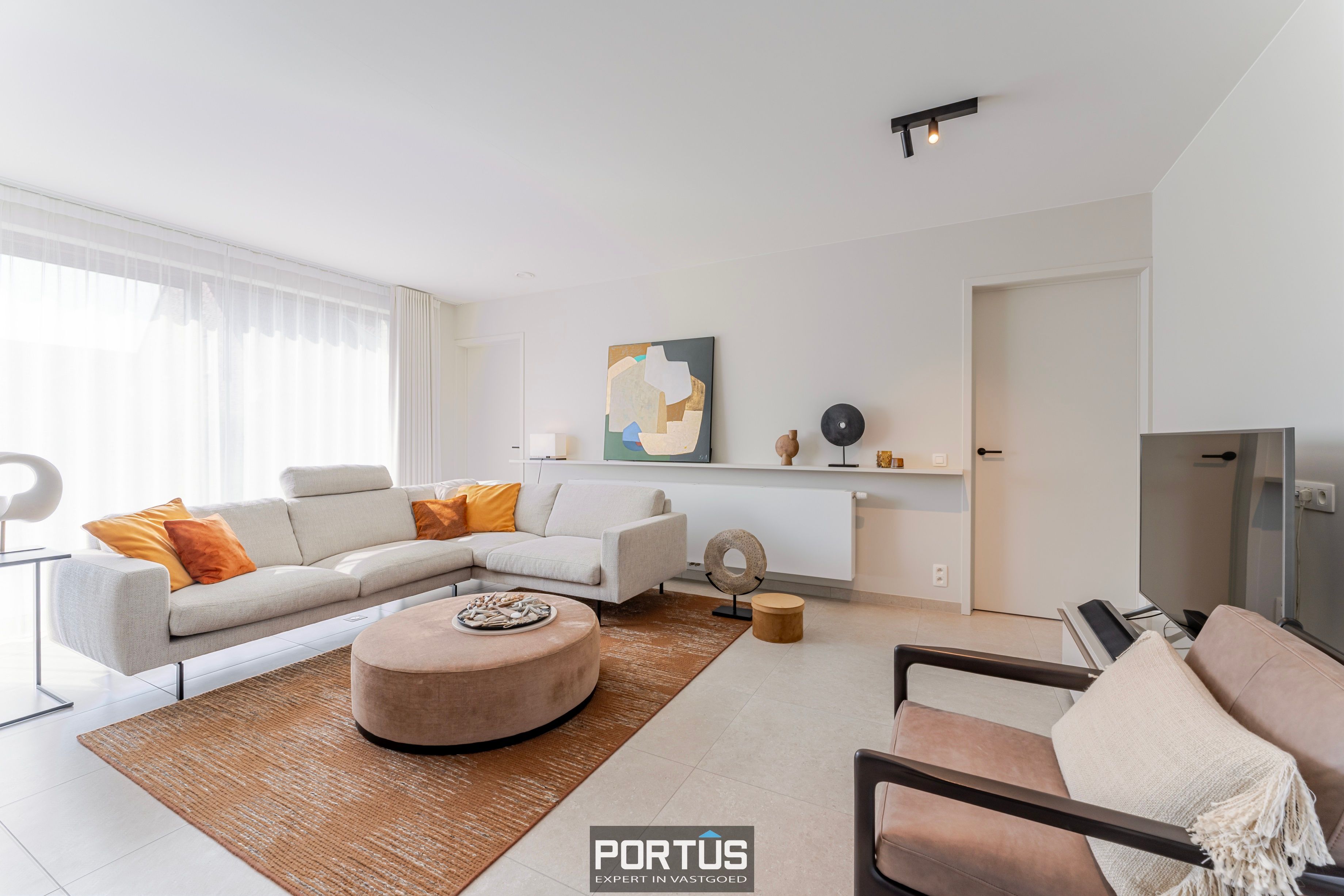 Recent instapklaar gelijkvloers appartement met 2 slaapkamers te koop foto {{pictureIndex}}