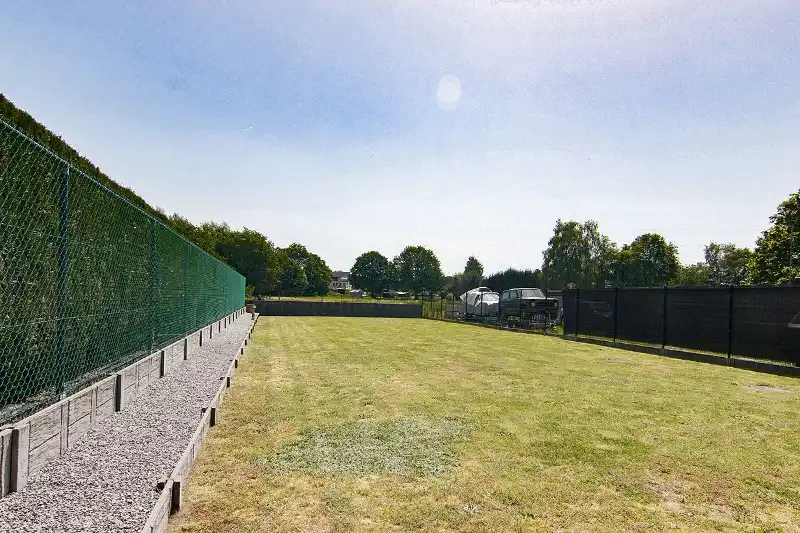 Rustig gelegen, ruime woning op een perceel van 6 aren 65 centiaren. Riante indeling met 4 slaapkamers en een open leefruimte die uitgeeft op de tuin. foto 9