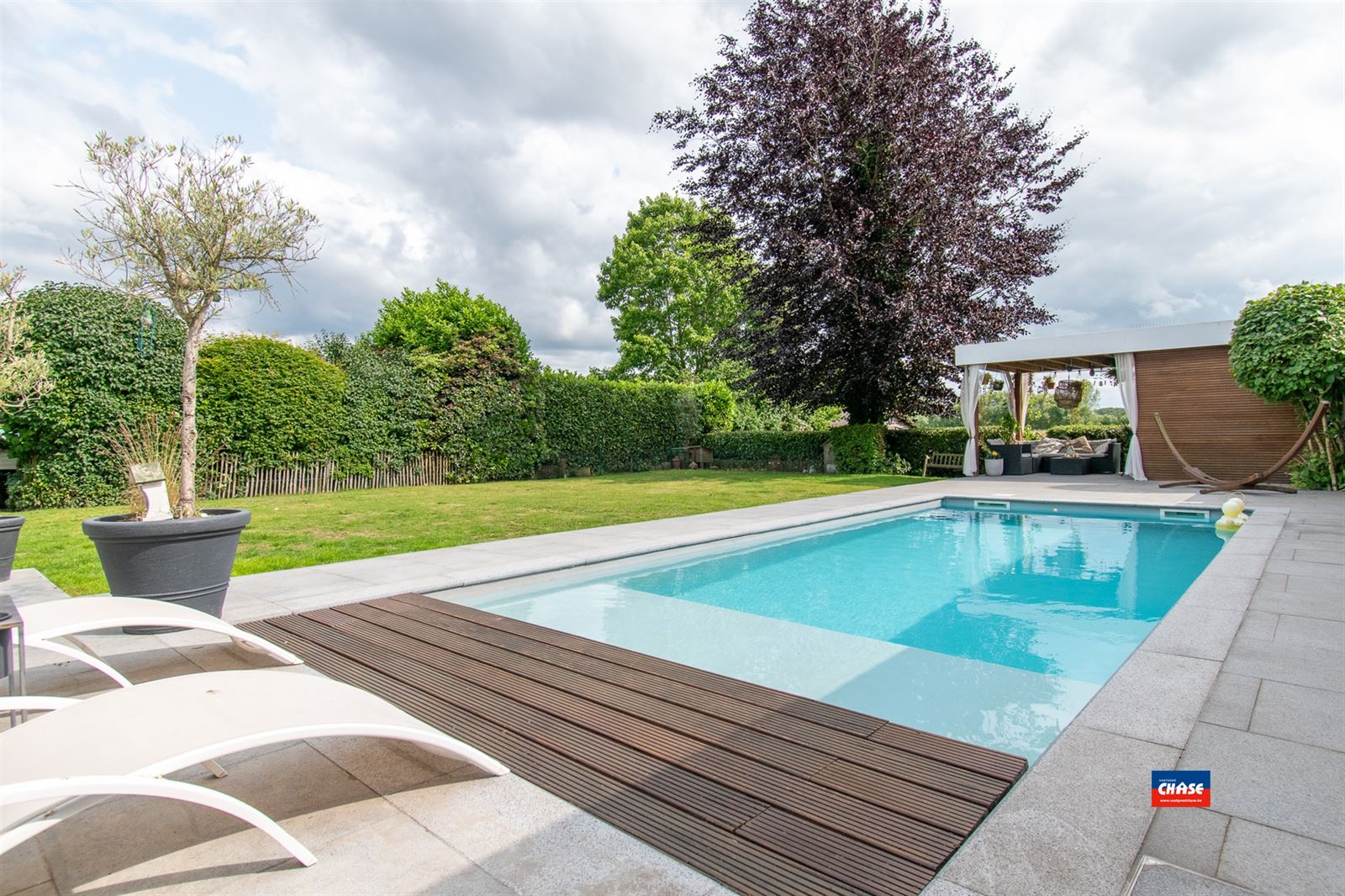 PRACHTIG LANDHUIS MET PRAKTIJKMOGELIJKHEDEN EN ZWEMBAD OP EEN TOTALE OPPERVLAKTE VAN 10a 50ca  foto 5