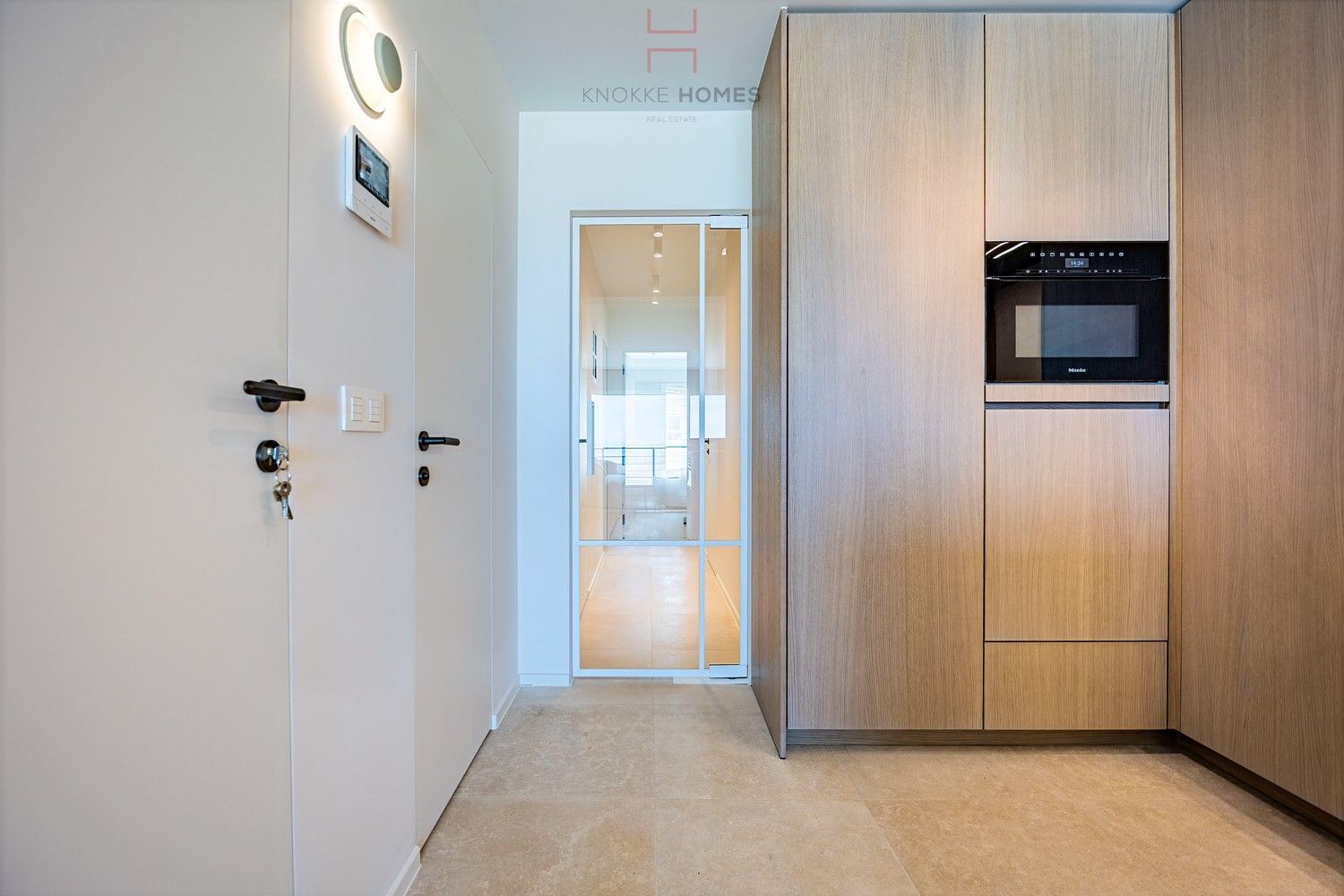 Volledig vernieuwd appartement met drie slaapkamers op de zeedijk van Duinbergen foto 15