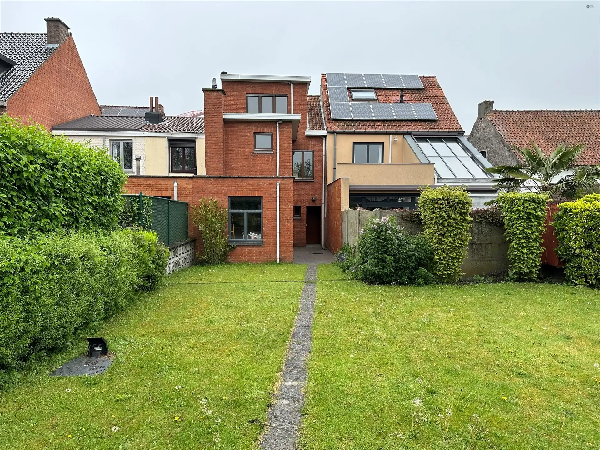 Centraal gelegen woning + garage op 281m² grond foto 3