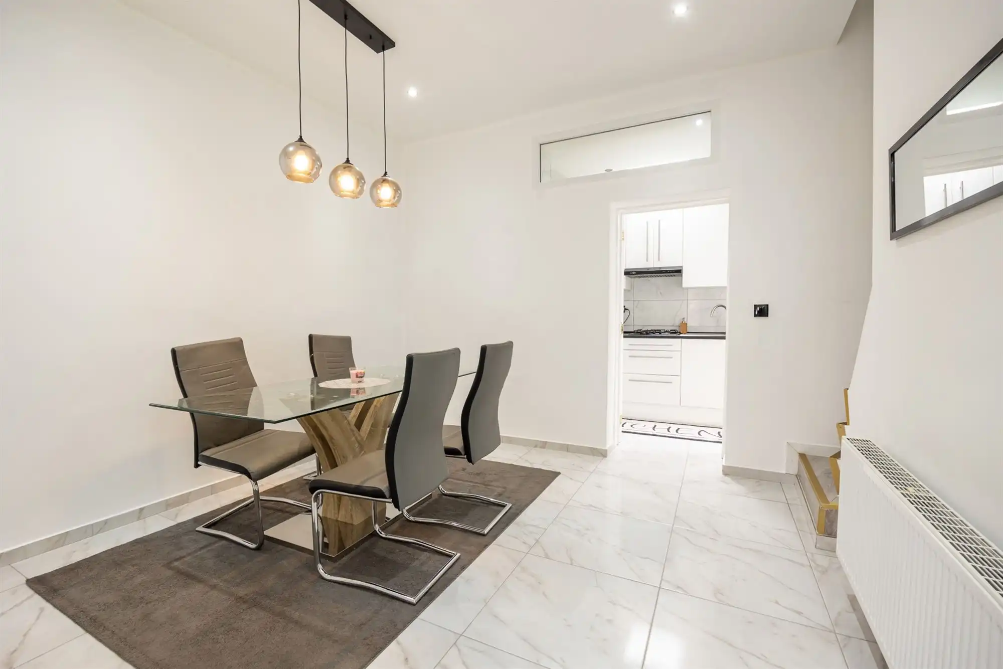 Gerenoveerde woning met drie slaapkamers en terras foto 3