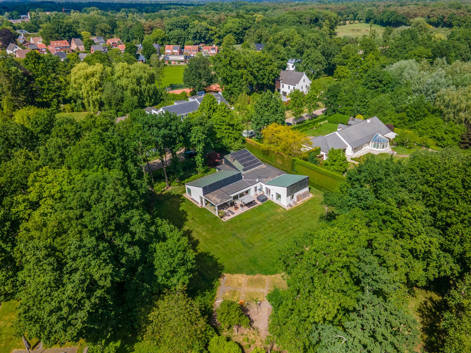 Residentiëel gelegen gelijkvloerse villa op ca. 3.008 m². foto 46