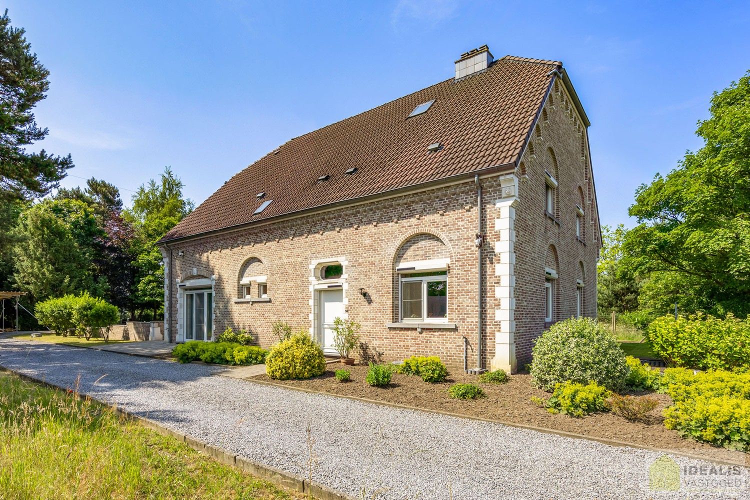 ZEER RUIM OPGEZETTE (360m²!) EN KNAP AFGEWERKTE EENGEZINSWONING OP RUSTIGE LOCATIE MET MAAR LIEFST 8!! SLAAPKAMERS foto {{pictureIndex}}