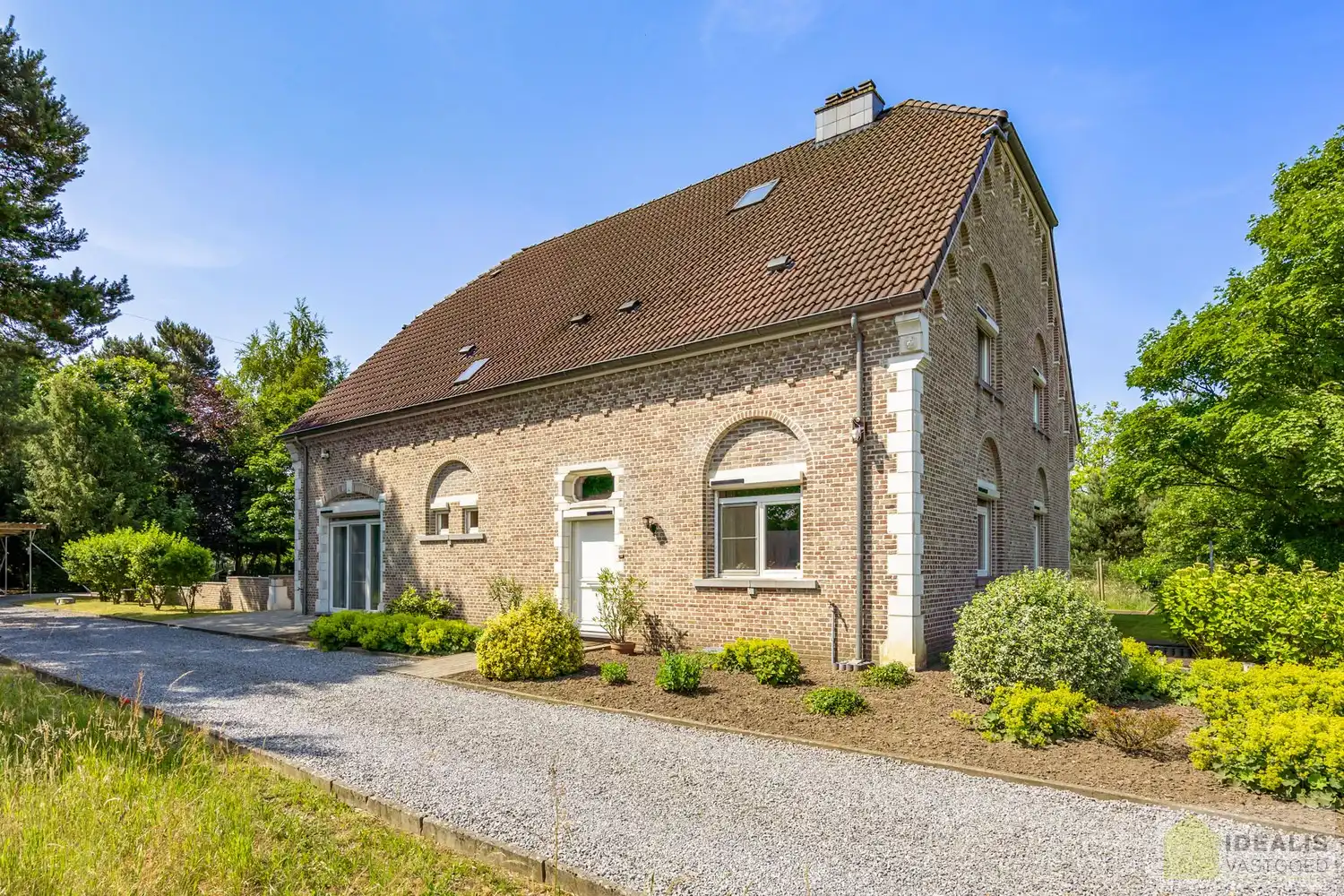 ZEER RUIM OPGEZETTE (481m²!) EN KNAP AFGEWERKTE EENGEZINSWONING OP RUSTIGE LOCATIE MET MAAR LIEFST 8!! SLAAPKAMERS foto {{pictureIndex}}