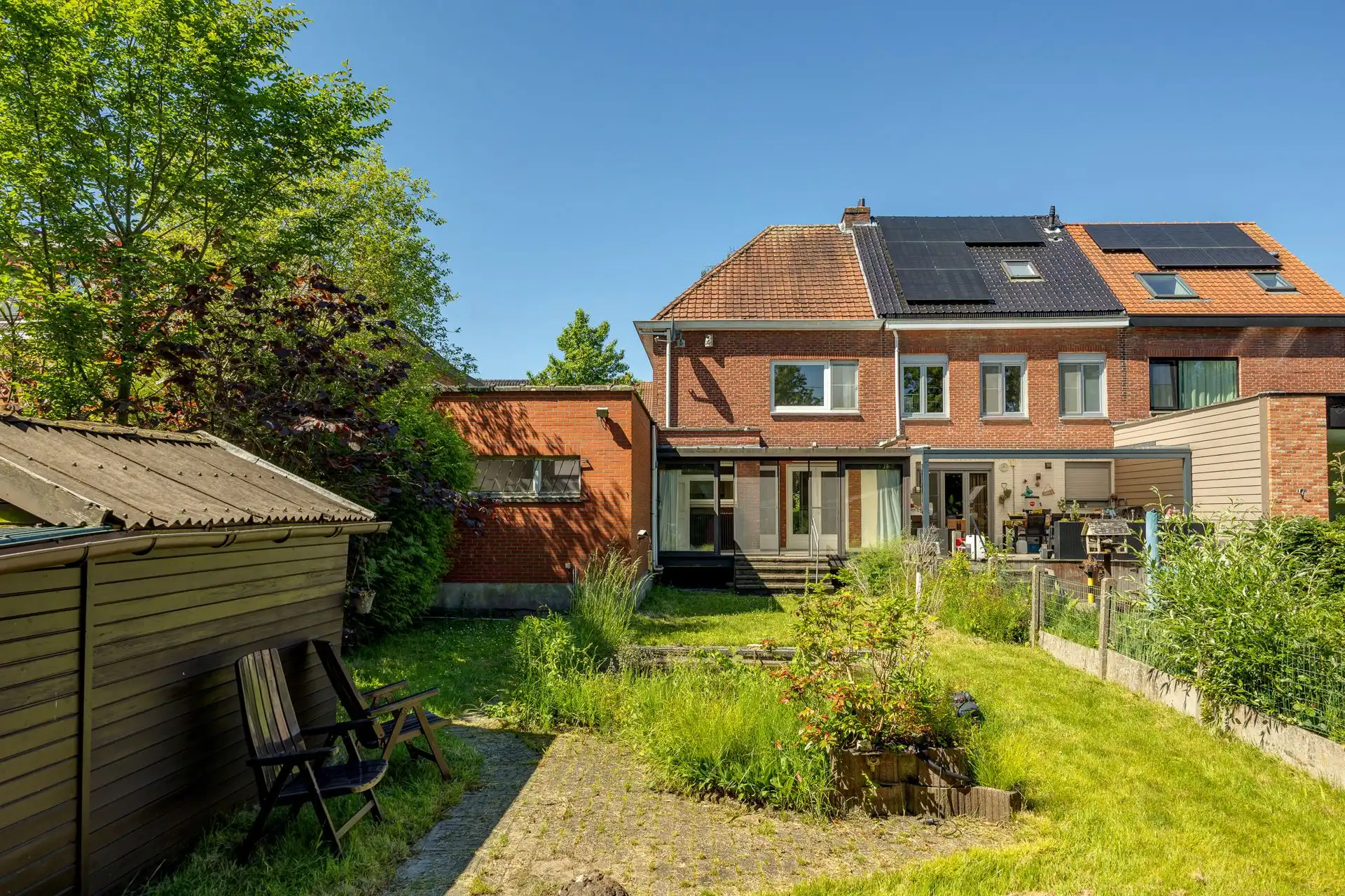 Ruime halfopen bebouwing met garage en zonnige tuin foto 2