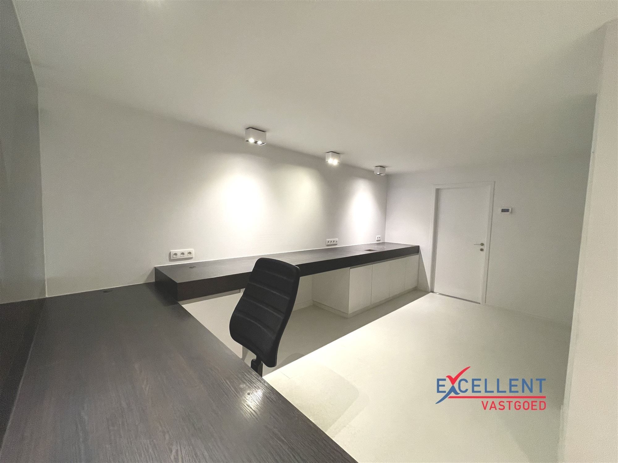 Handelsruimte te huur op de Markt van Deinze foto 4