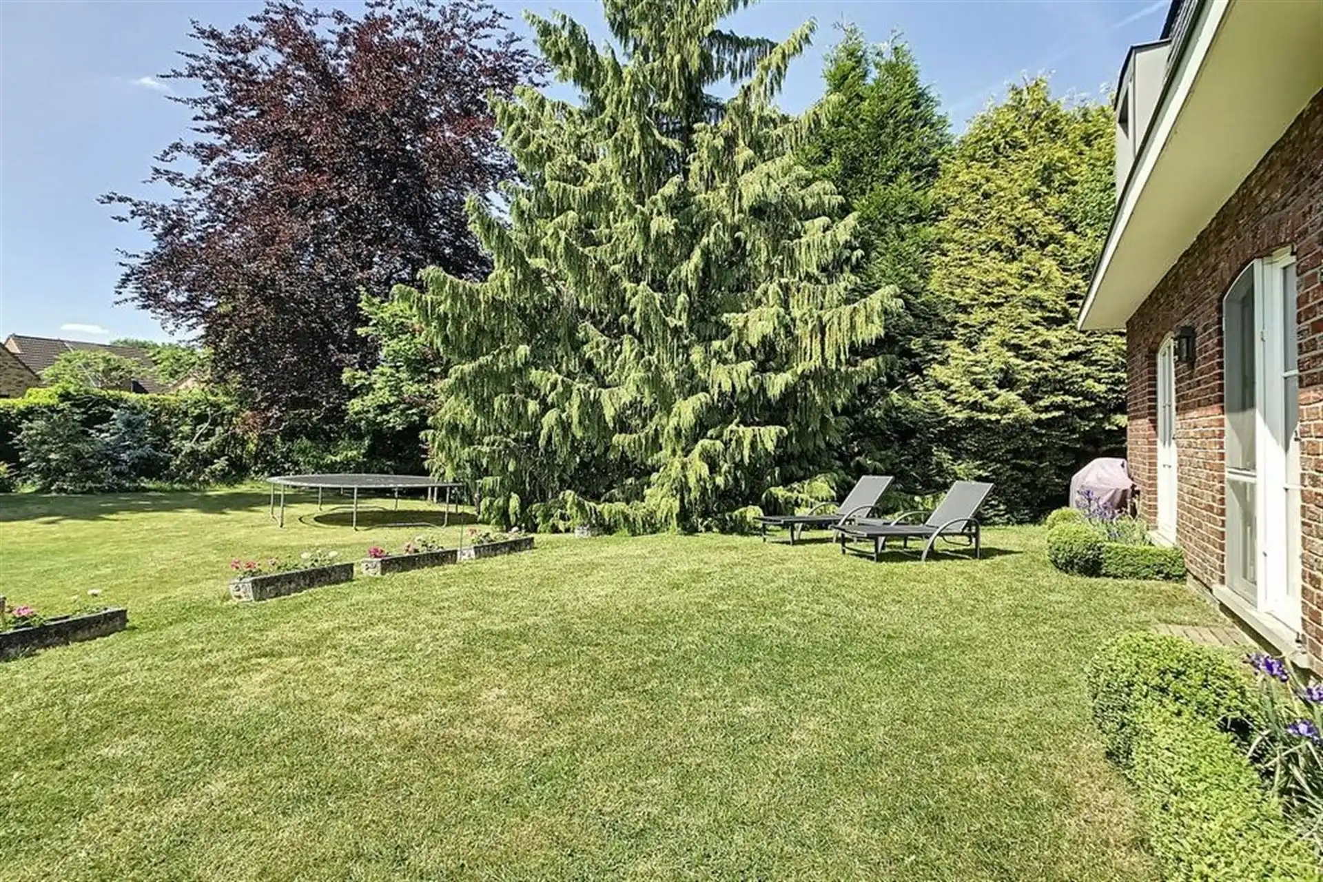 Charmante villa in residentiële omgeving met prachtig aangelegde tuin foto 9