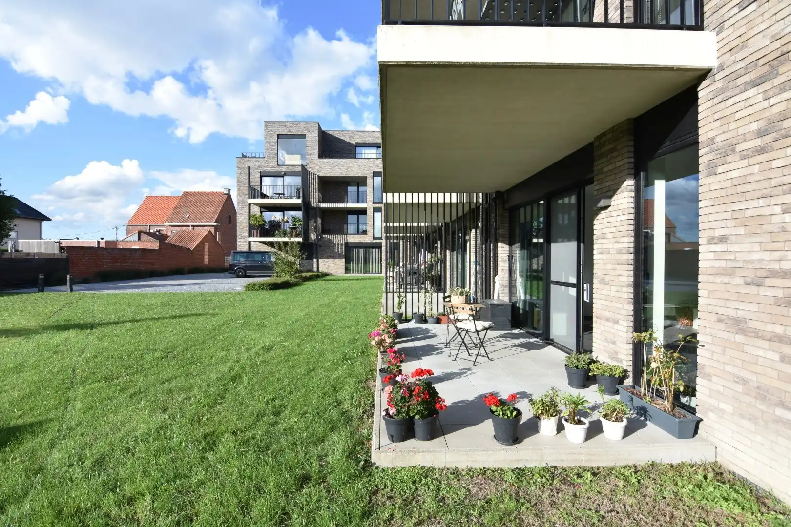 Lichtrijk 2-slpk appartement met ruim terras foto 2