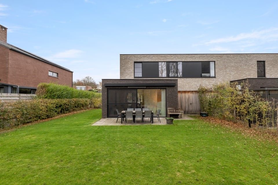 MODERNE HALFOPEN BEBOUWING MET INPANDIGE GARAGE EN RUIME TUIN IN SINT-TRUIDEN foto 2