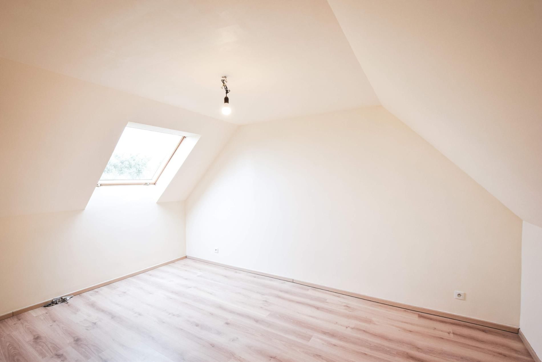 Gesloten bebouwing gelegen in rustige buurt met 4 slaapkamers in De Haan foto 8