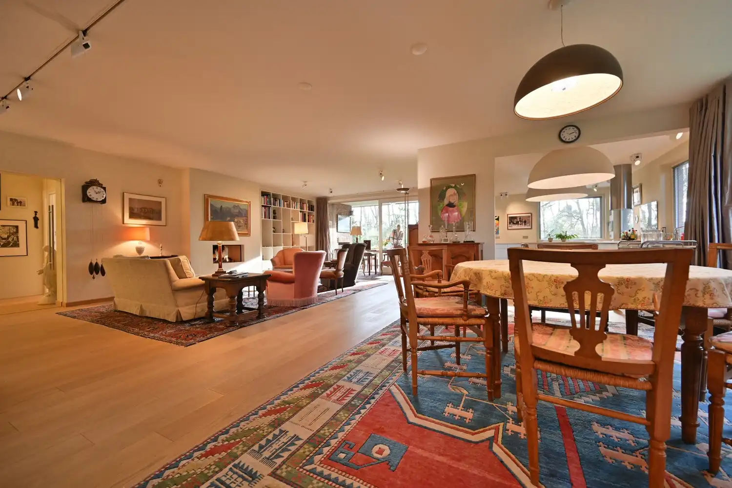 Schitterend instapklaar villa-appartement gelegen op de gelijkvloerse verdieping in een luxe residentie met binnenzwembad en gezamenlijke parktuin foto 3