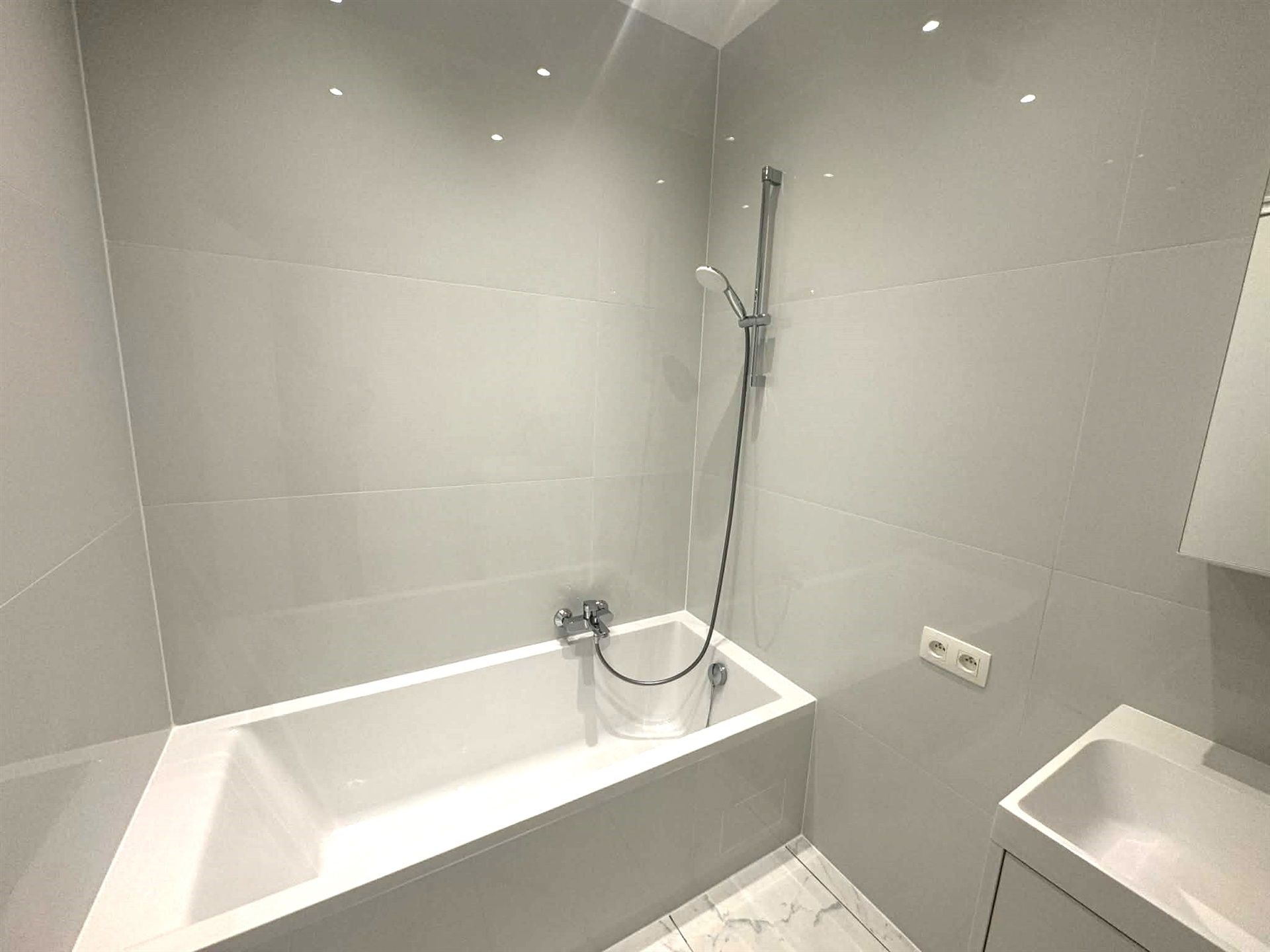 
Volledig gerenoveerd appartement op gelijkvloers met aangenaam terras/koer. foto 7