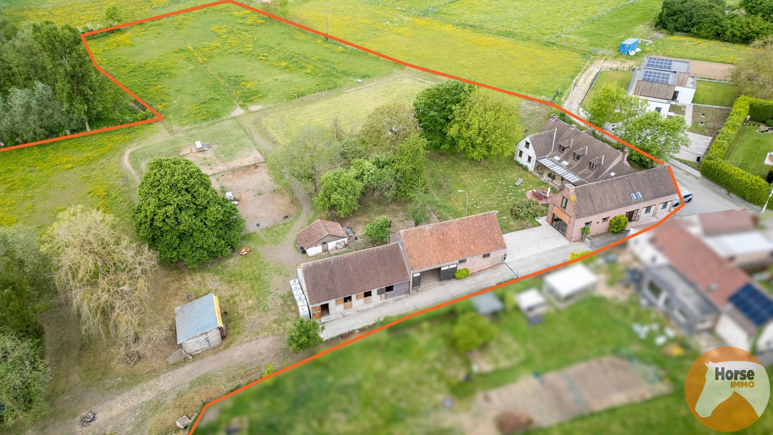 Hoofdfoto van de publicatie: ZOTTEGEM - Hoeve met B&B en stallen op +/- 2,8HA