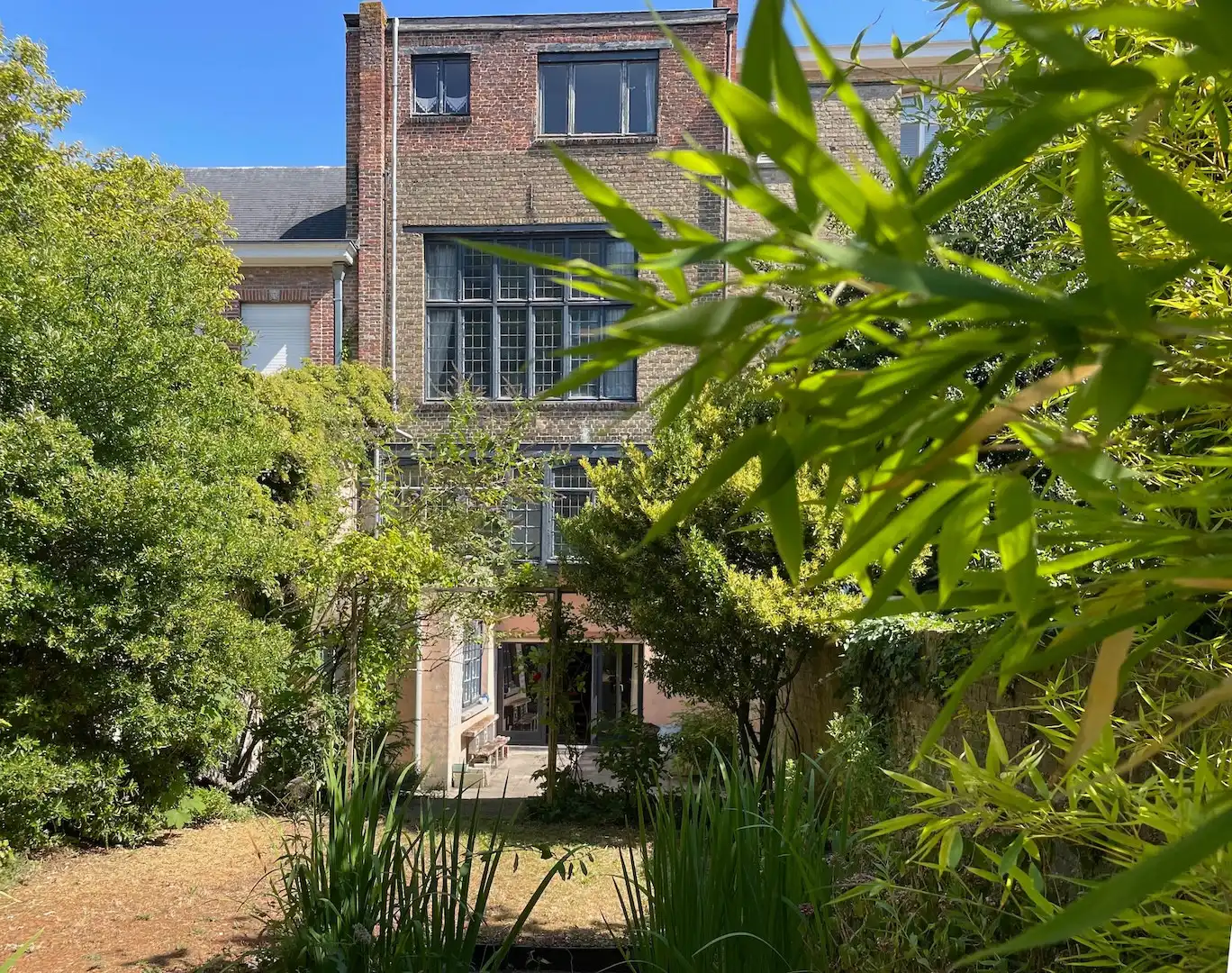 architecturale parel met zonnige stadstuin nabij de Ezelpoort foto 9