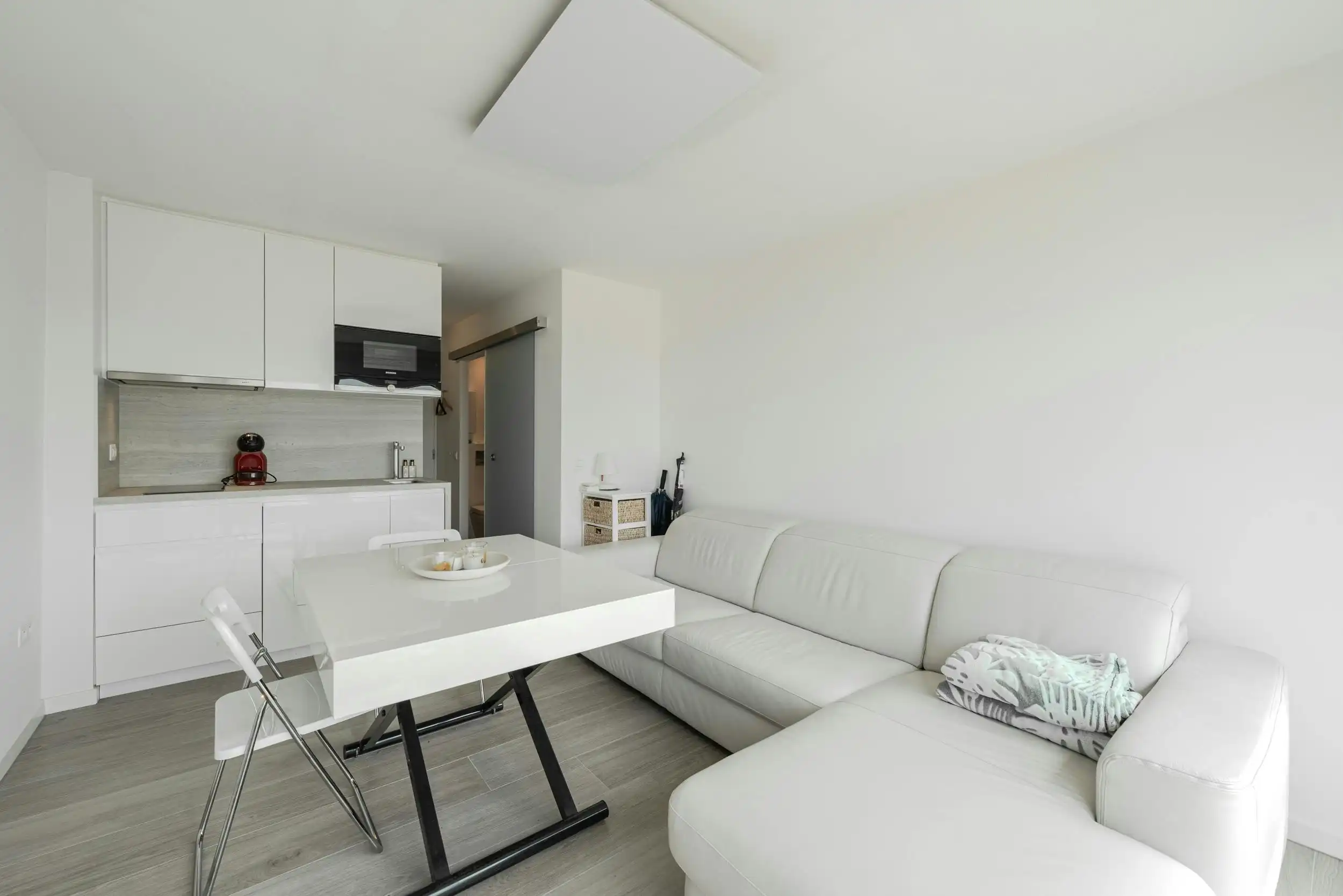 Gerenoveerde studio met zijdelings zeezicht! foto 9