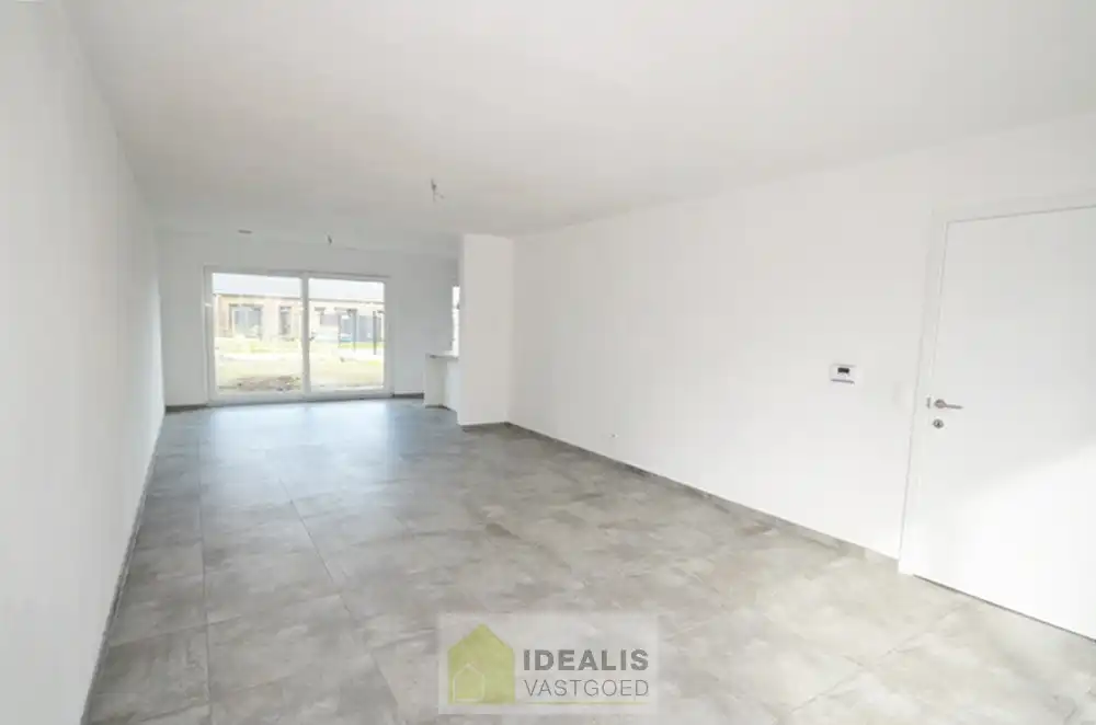 GELIEVE ENKEL AAN TE MELDEN VIA MAIL!! RUIME NIEUWBOUW GEZINSWONING OP WANDELAFSTAND VAN CENTRUM! – Afgewerkte en ruime woning perfect gelegen op wandelafstand van het centrum van Peer alsook vlakbij uitgebreide sportfaciliteiten!! De woning is zeer fijn ingedeeld, met een inkomhal en wc, riante woonkamer, open keuken met naastgelegen berging op de gelijkvloerse verdieping, overloop, 3 slaapkamers en een ruime badkamer op de eerste verdieping en een zolder te bereiken via vast trap op de 2e verdieping!! Tevens beschikt de woning over een private voortuin/parking en is er een leuk tuintje met tuinberging aan de achterzijde. De achterzijde van het perceel is tevens toegankelijk via een pad. Deze nieuwbouwwoning werd zeer goed geïsoleerd opgeleverd, heeft slechts een E-peil van 38 en is voorzien van ventilatie type D!! Zeer geschikt voor kandidaten op zoek naar een correct geprijsde nieuwbouwwoning!! Beschikbaar vanaf 1 december 2026. foto 9