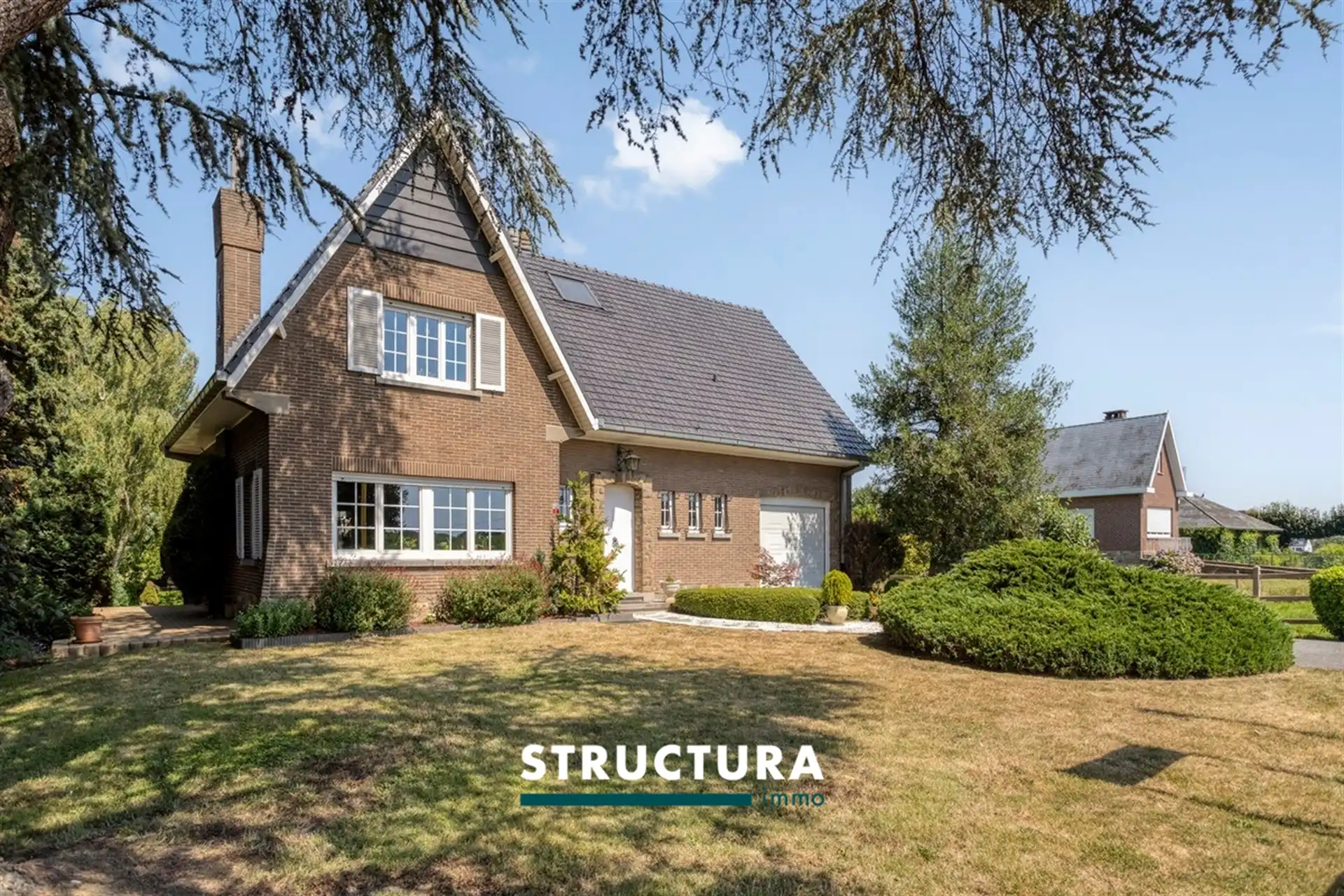 Villa met grote loods, omgeven door groen  foto 3