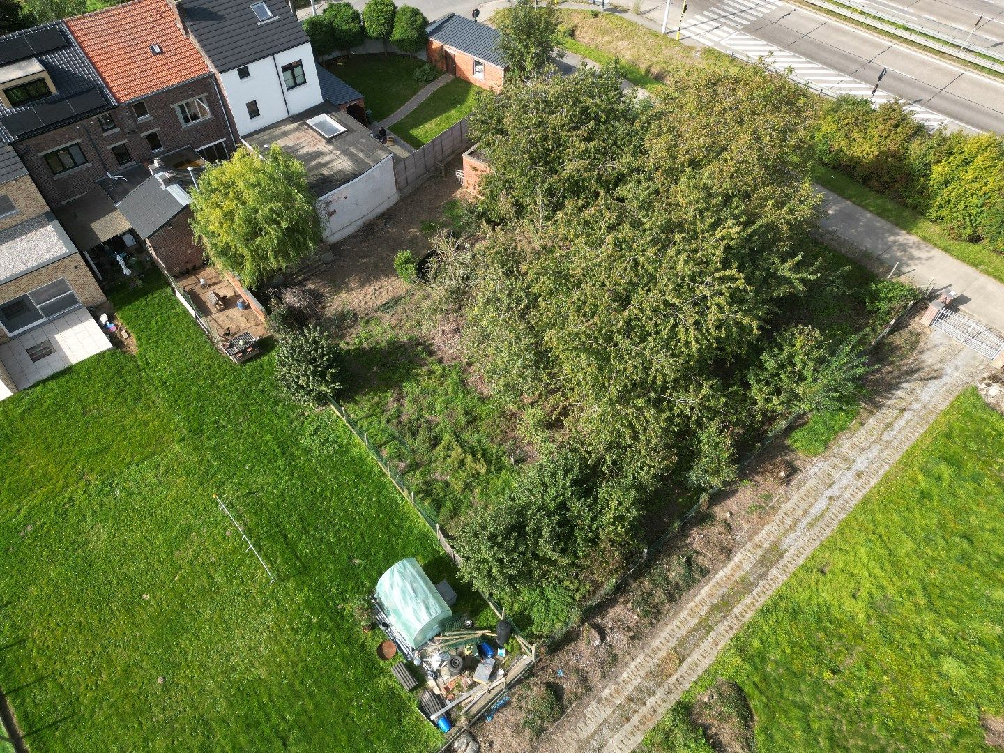 Gezellige rijwoning met grote tuin en boomgaard op stadsrand foto 3