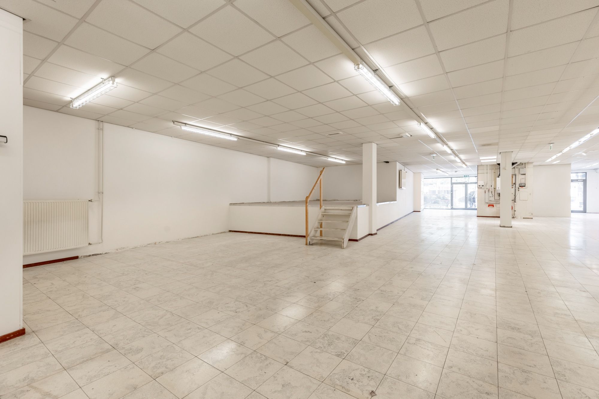 IDEALIS VASTGOED – Extra ruim handelspand (+-500m²!!!) met tal van mogelijkheden op een extra centrale, commerciële zichtlocatie te midden van het centrum in Genk foto 19