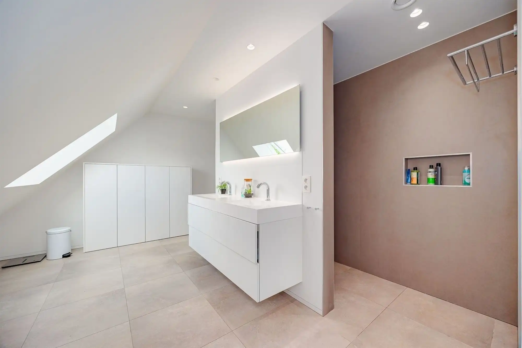 Prachtig afgewerkt gebouw - showroom + villa foto 38