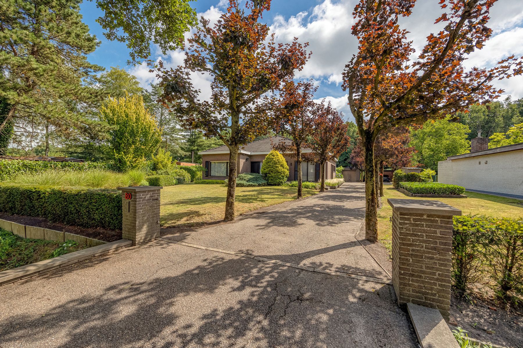 Hoofdfoto van de publicatie: Laagbouwwoning met 4 slaapkamers op een perceel van 2.148m².