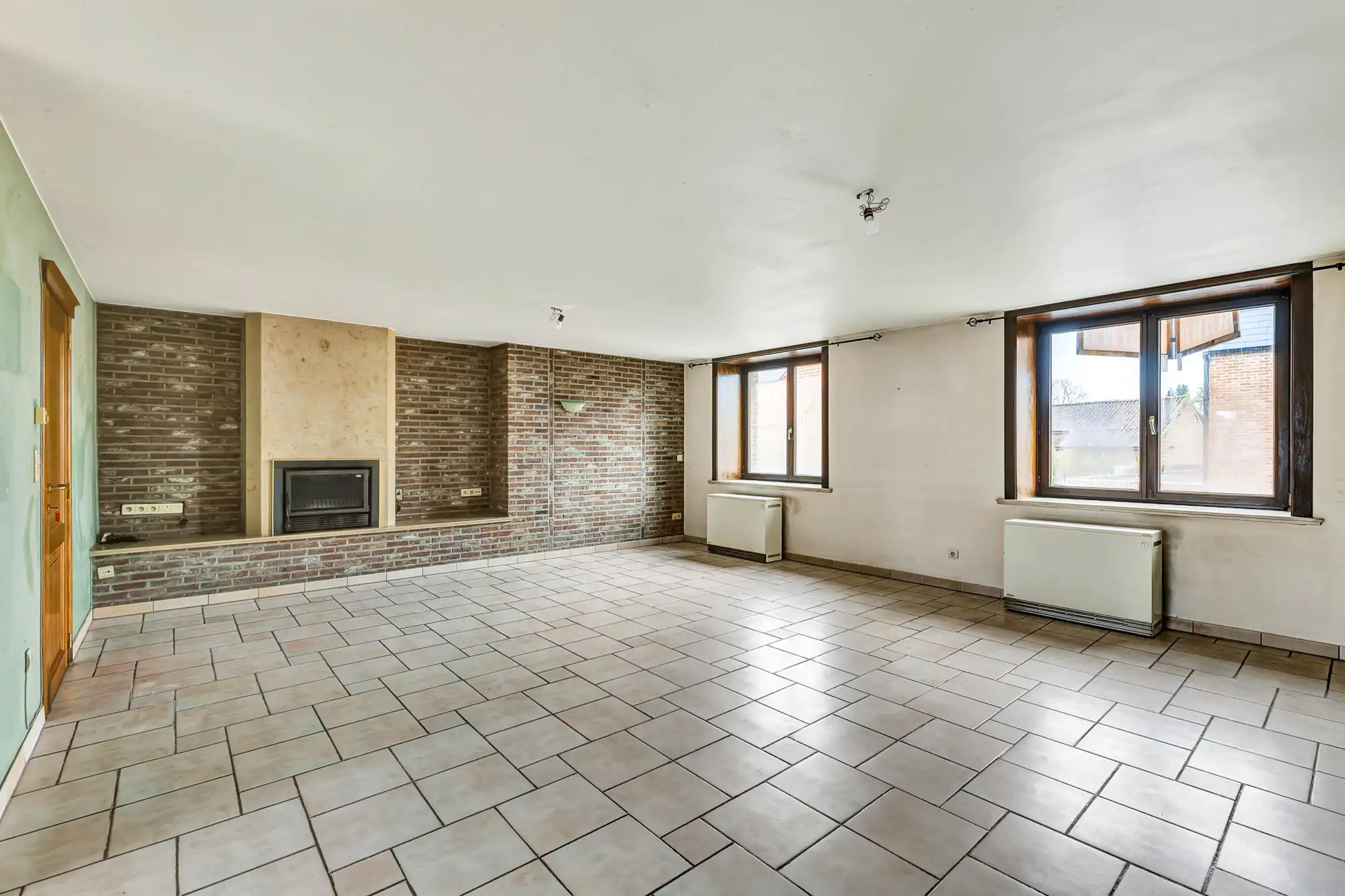 Handelswoning met ruime garage foto 7