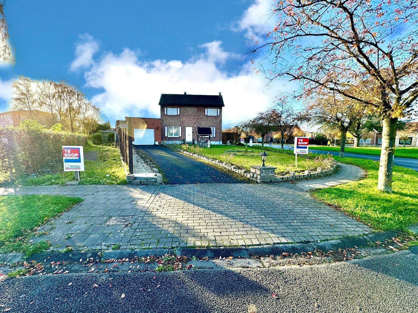 TE RENOVEREN WONING MET 4 SLPKS, TUIN EN DUBBELE GARAGE foto 3