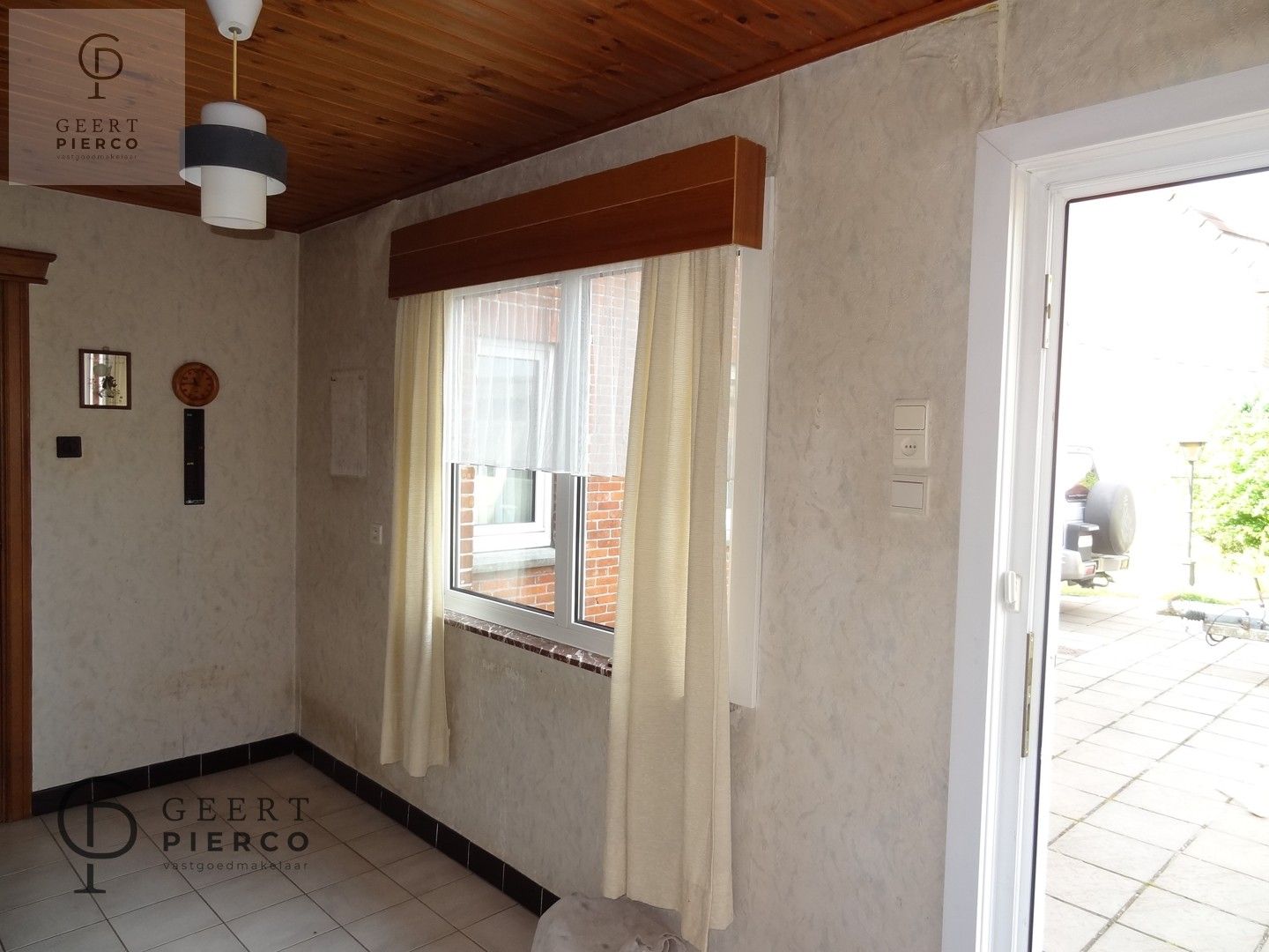 Centraal tussen Hasselt en Sint-Truiden, treffen we aan de Steenweg 56 te Alken deze te renoveren woning met drie slaapkamer, garage en tuin op een perceel van 8a03ca (breedte perceel circa 22m). foto 13