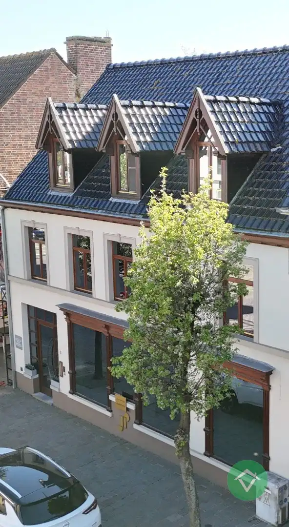 Deze instapklare handelswoning is gelegen in het centrum op een commerciële topligging op de markt van Koekelare foto 2